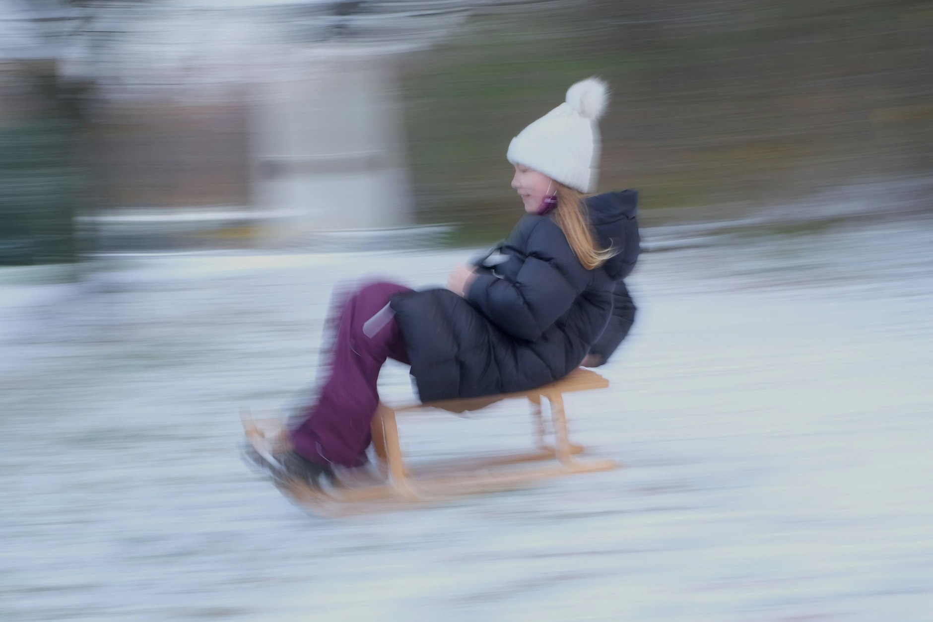 Auch im Volkspark Friedrichshain wurde in den vergangenen Tagen bereits gerodelt. Der plötzliche Schneefall verwandelte die Hänge in herrliche Pisten.