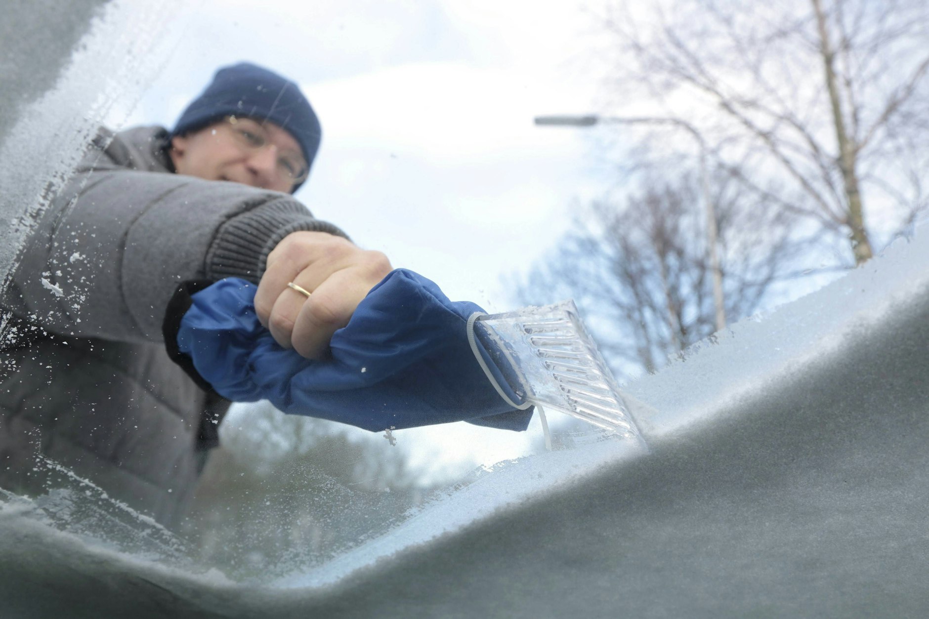 Autoscheibe zugefroren, das lästige Eis kratzen beginnt - muss aber nicht sein.