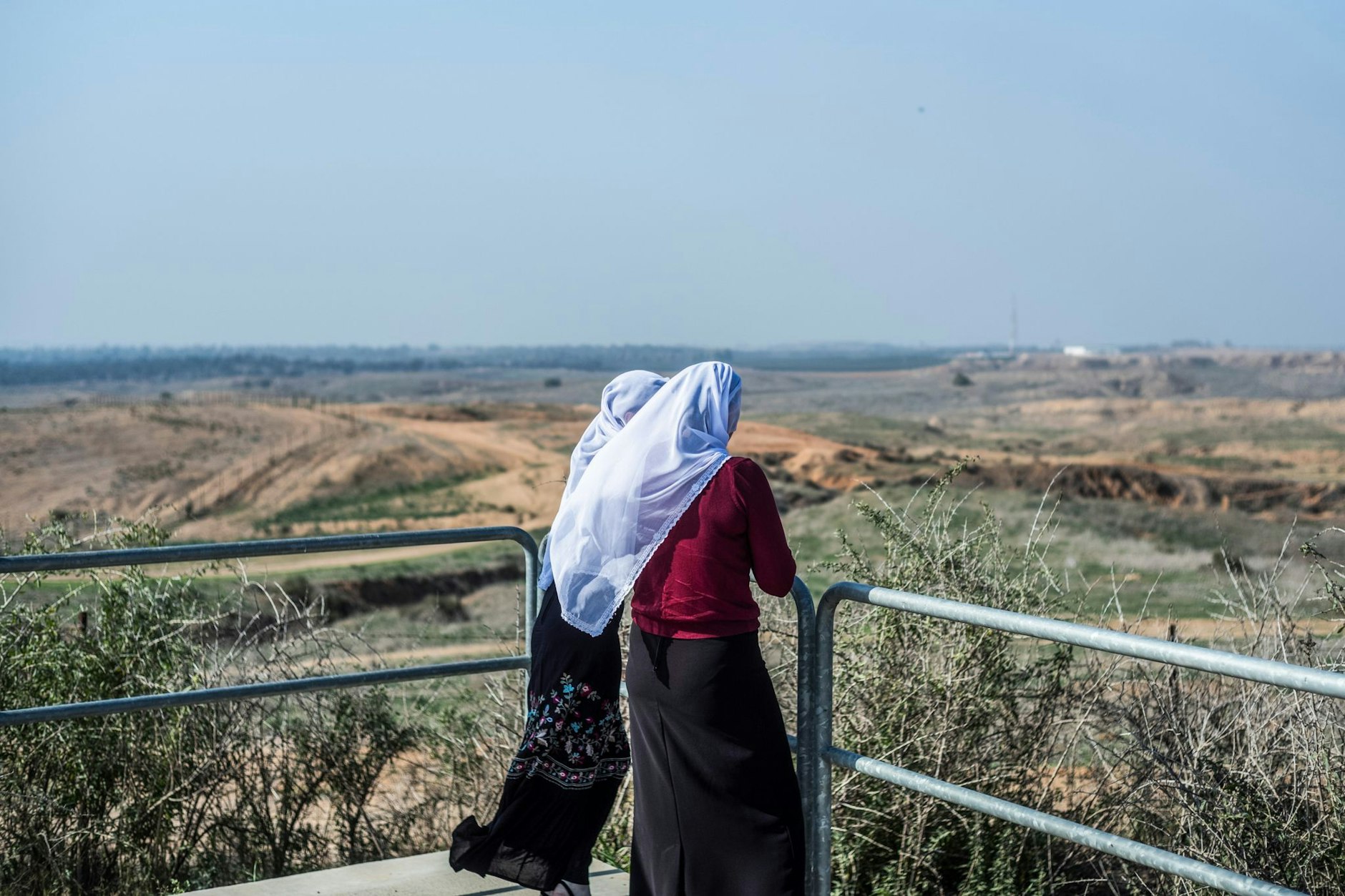 Die siebentägige Waffenruhe zwischen Israel und der Hamas ist vorbei. Drusische Frauen beobachten von Israel aus die Grenze zum Gazastreifen.  