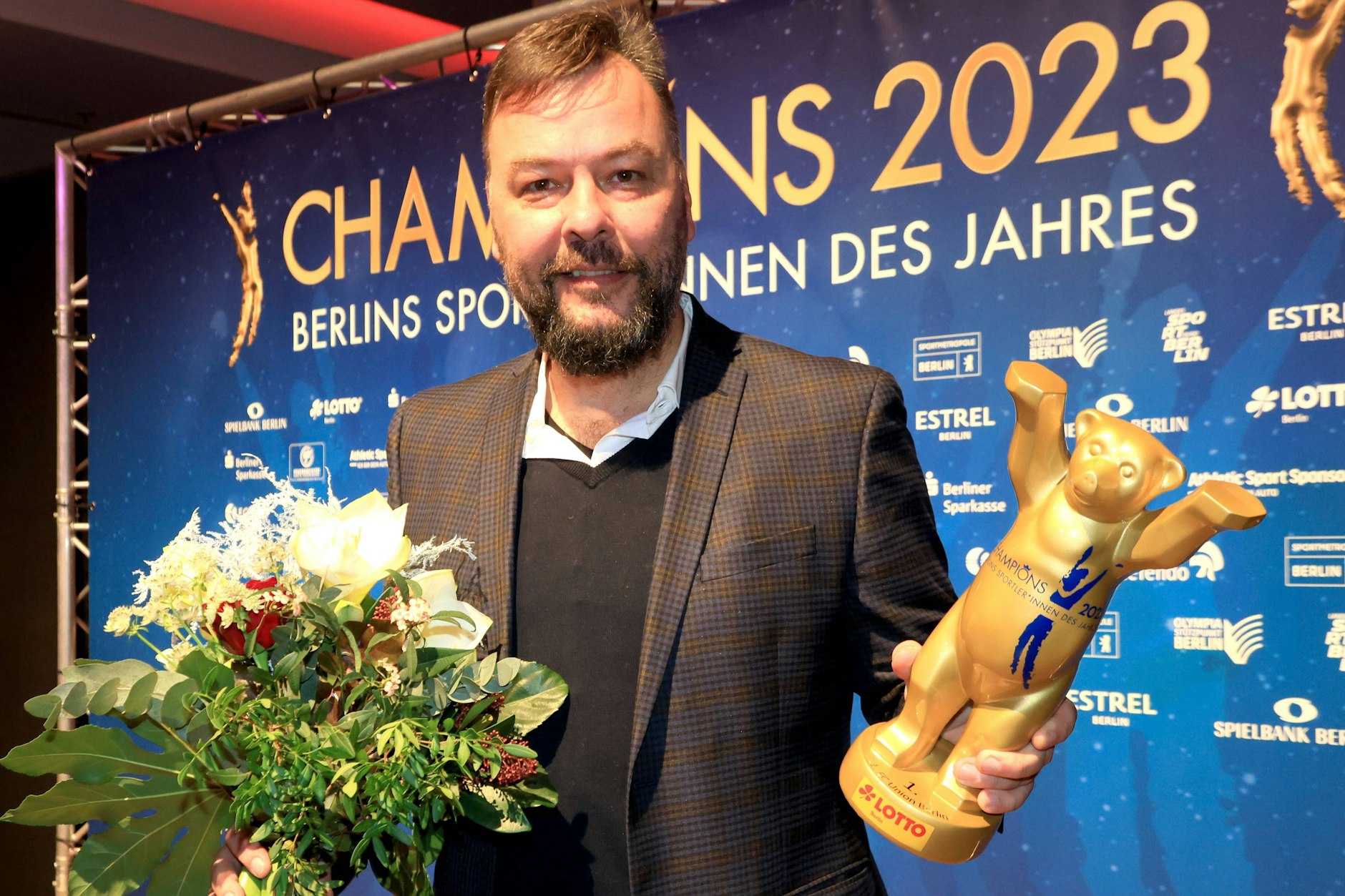 Christian Arbeit nahm bei der Sportler-des-Jahres-Gala den goldenen Champions Bären für Berlins Team des Jahres, den 1. FC Union, entgegen.