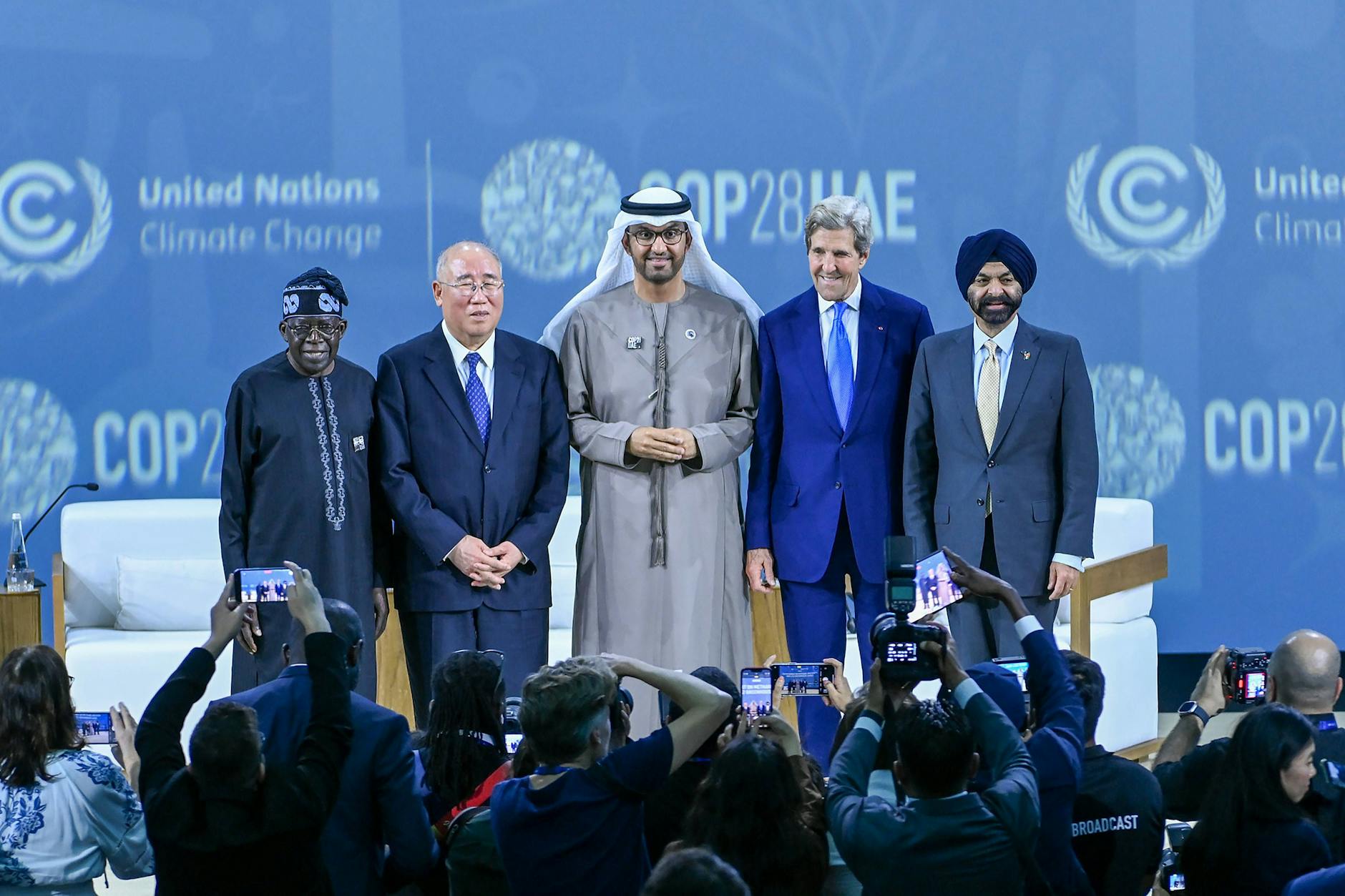 COP28-Präsident Sultan Al Jaber (M.) steht zwischen dem US-Sondergesandter John Kerry und dem chinesischen Gesandten Xie Zhenhua. 