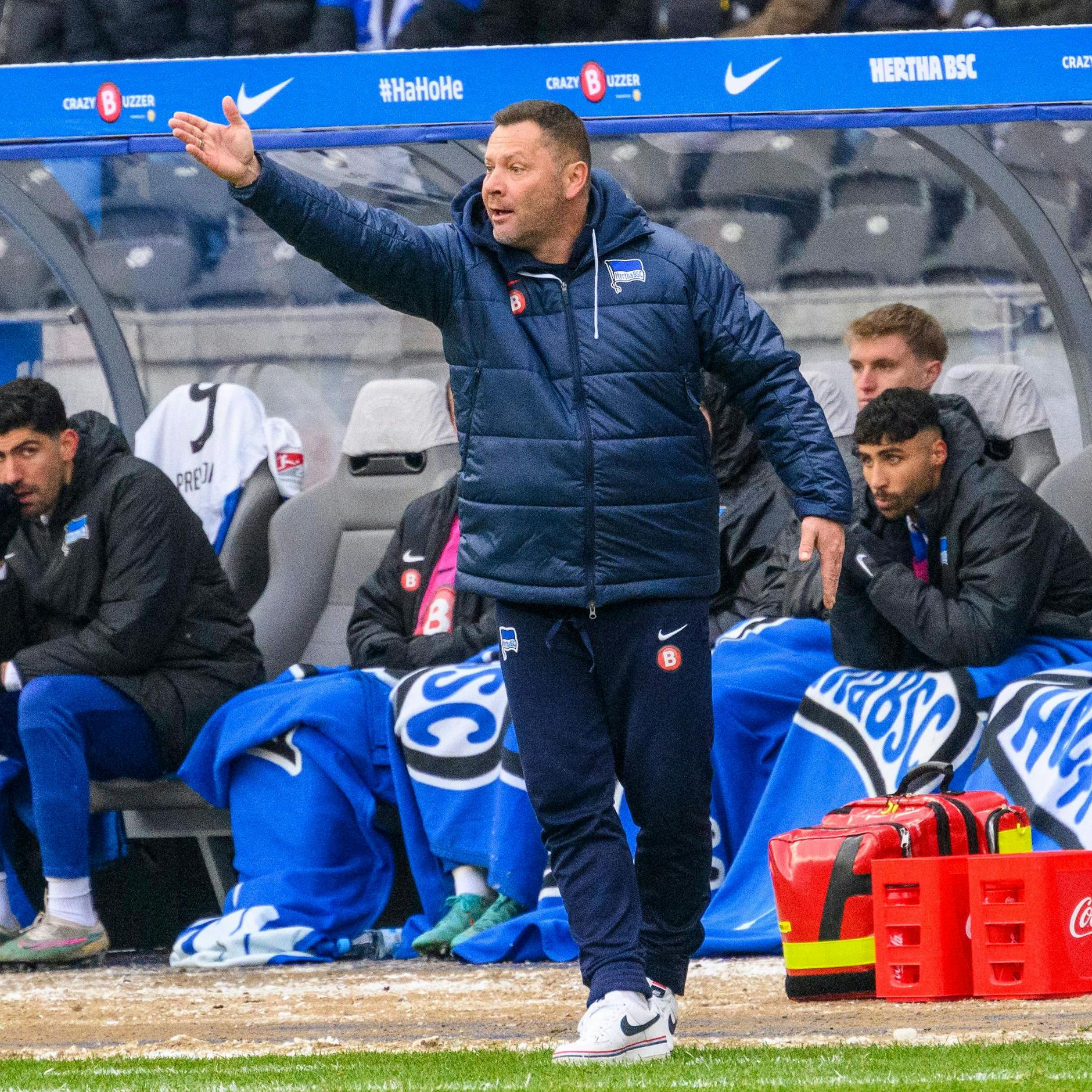 Herthas Trainer Pal Dardai musste immer wieder an der Außenlinie sein Team dirigieren.