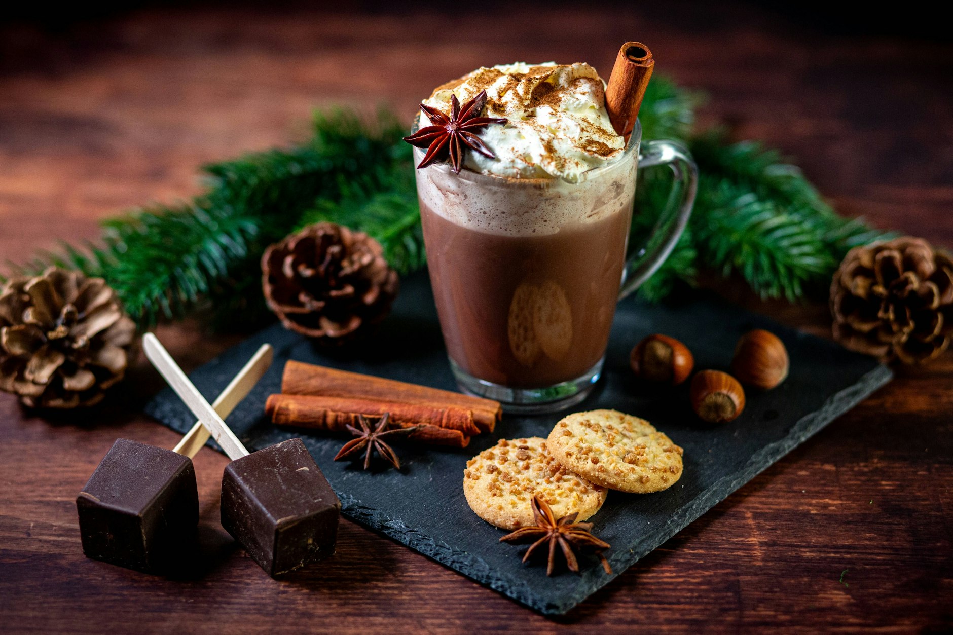 Der Kakao mit Schuss wird auch auf vielen Weihnachtsmärkten serviert. Aber: Ist die Bezeichnung „Lumumba“ für das Heißgetränk rassistisch?