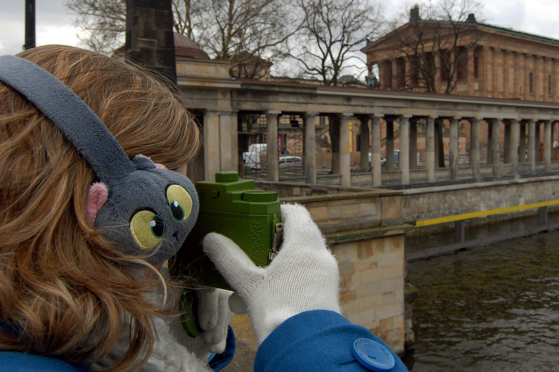 Stillos an der Museumsinsel: Womöglich handelt es sich hierbei um eine Touristin, aber auch Berliner sehen dieser Tage nicht besser aus.