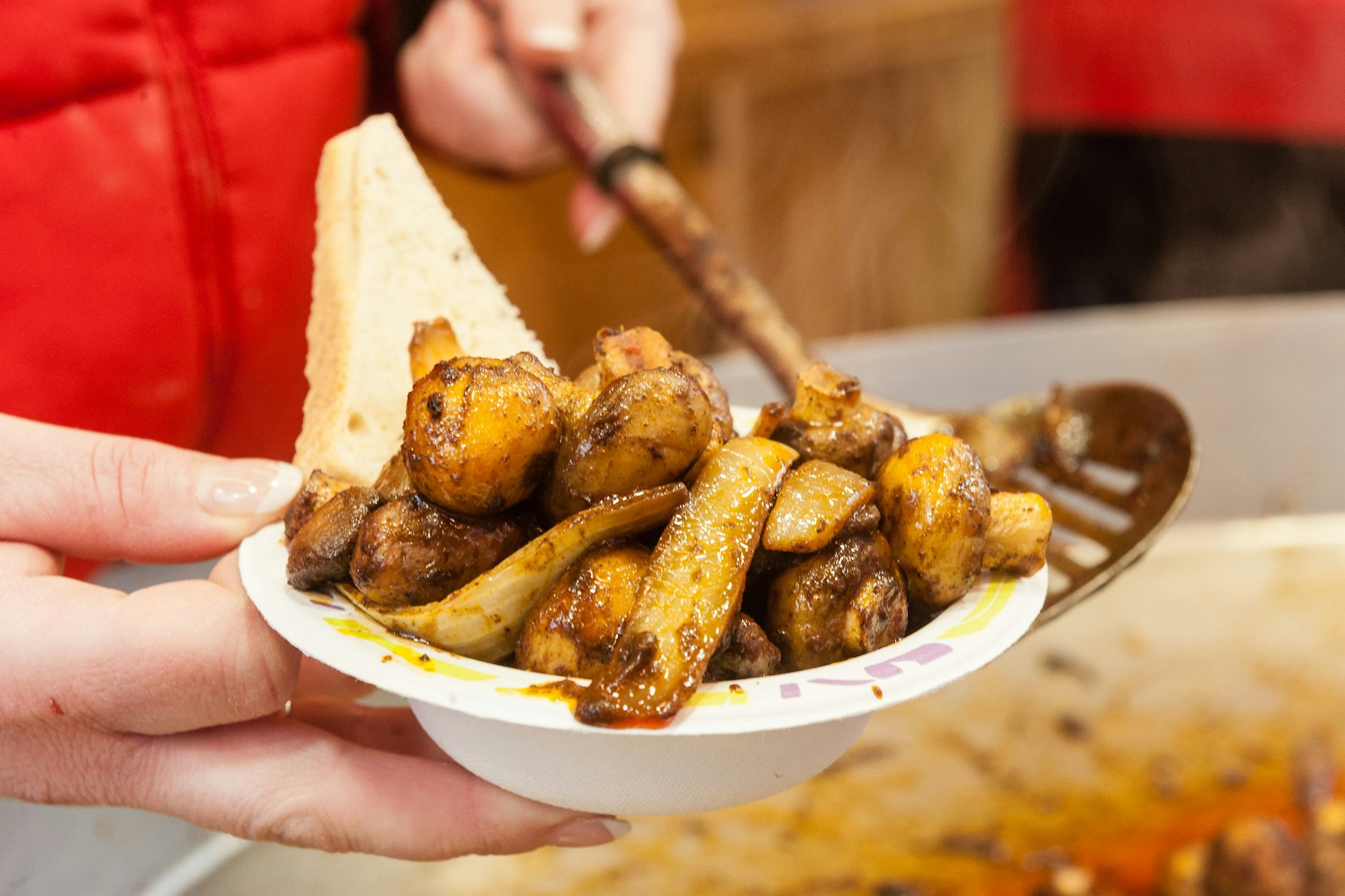 Die leckeren Champignons gibt es auf jedem Weihnachtsmarkt - mit einem einfachen Rezept können Sie das Gericht zu Hause auch einfach nachmachen.