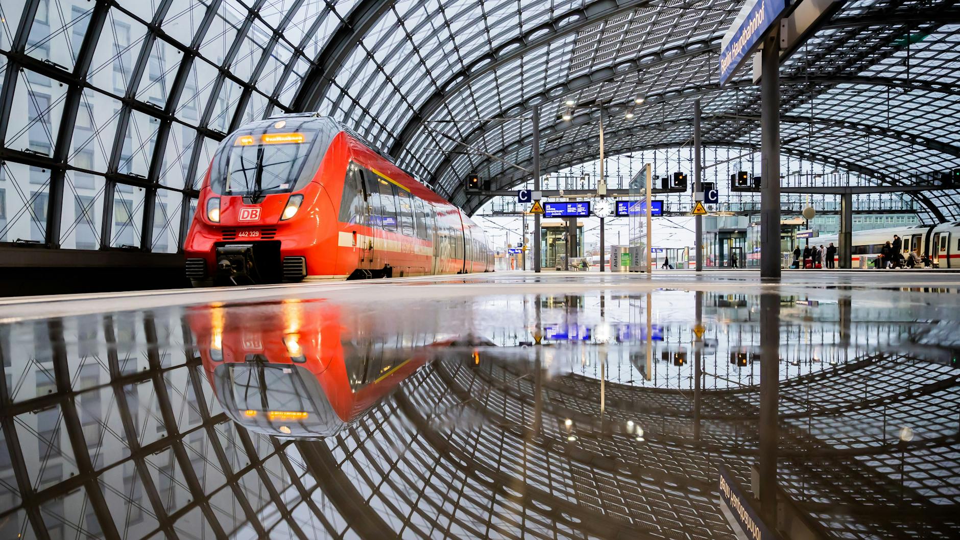 Ein Regionalzug fährt am Berliner Hauptbahnhof ein. Er ist auf Platz drei der bestplatzierte deutsche Bahnhof.