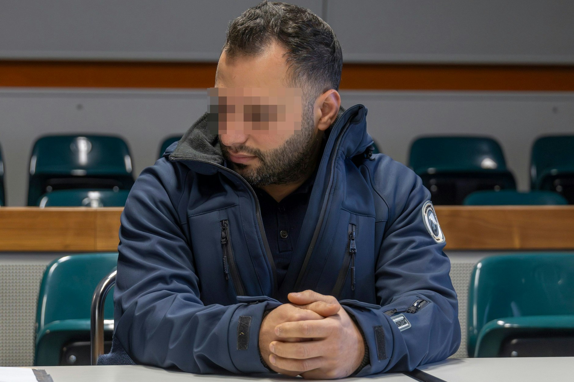 Der angeklagte Polizist Hussein J. (32) musste sich am Montag in Berlin vor Gericht verantworten.