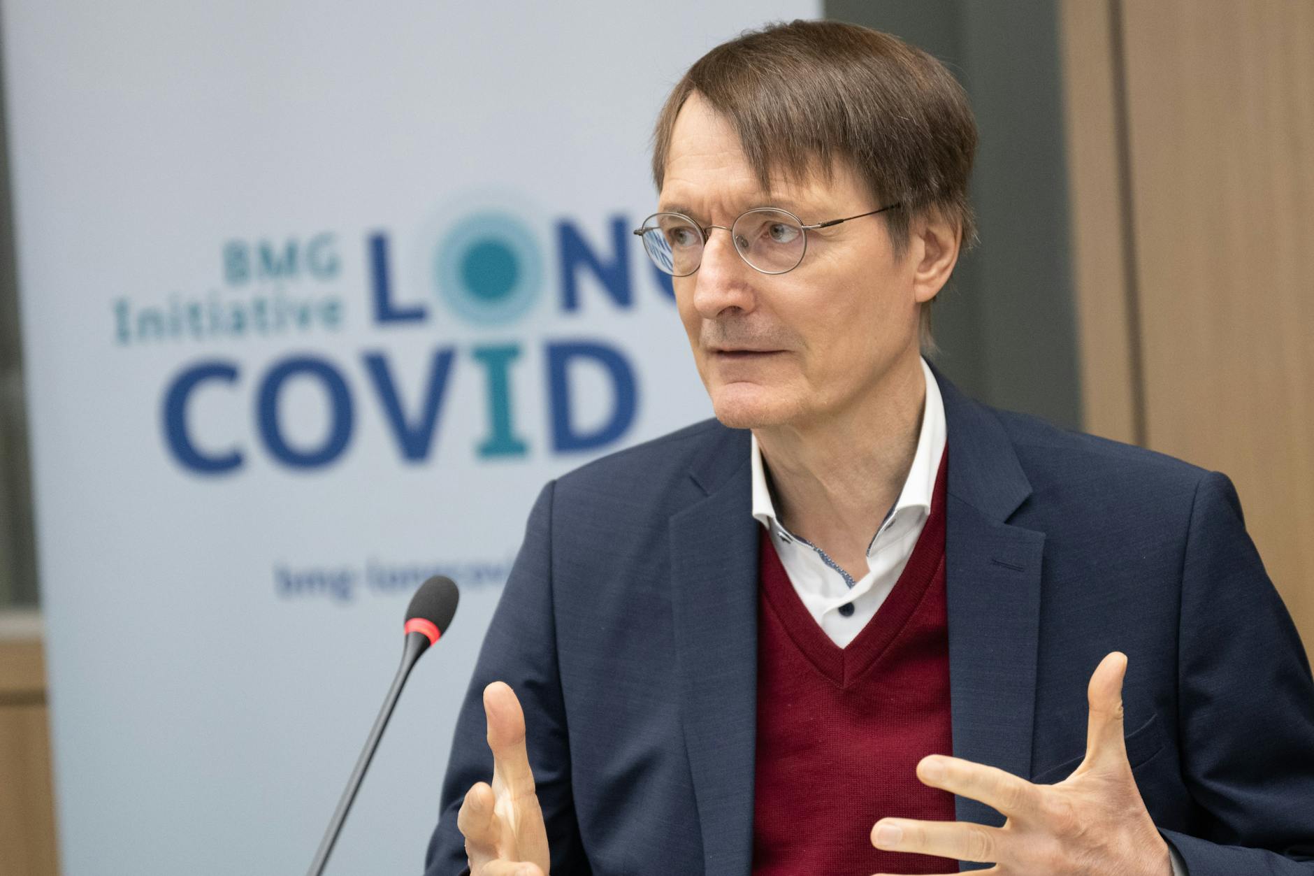 Bundesgesundheitsminister Karl Lauterbach bei einem Runden Tisch für die bessere Versorgung von Menschen, die nach einer Corona-Infektion langwierige Komplikationen haben.