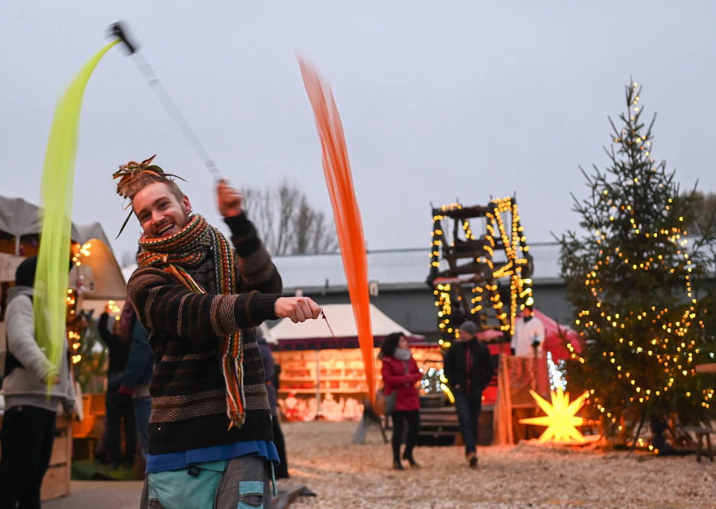 Schwerter, Schilder, Jonglage: Historischer Weihnachtsmarkt auf dem RAW-Gelände