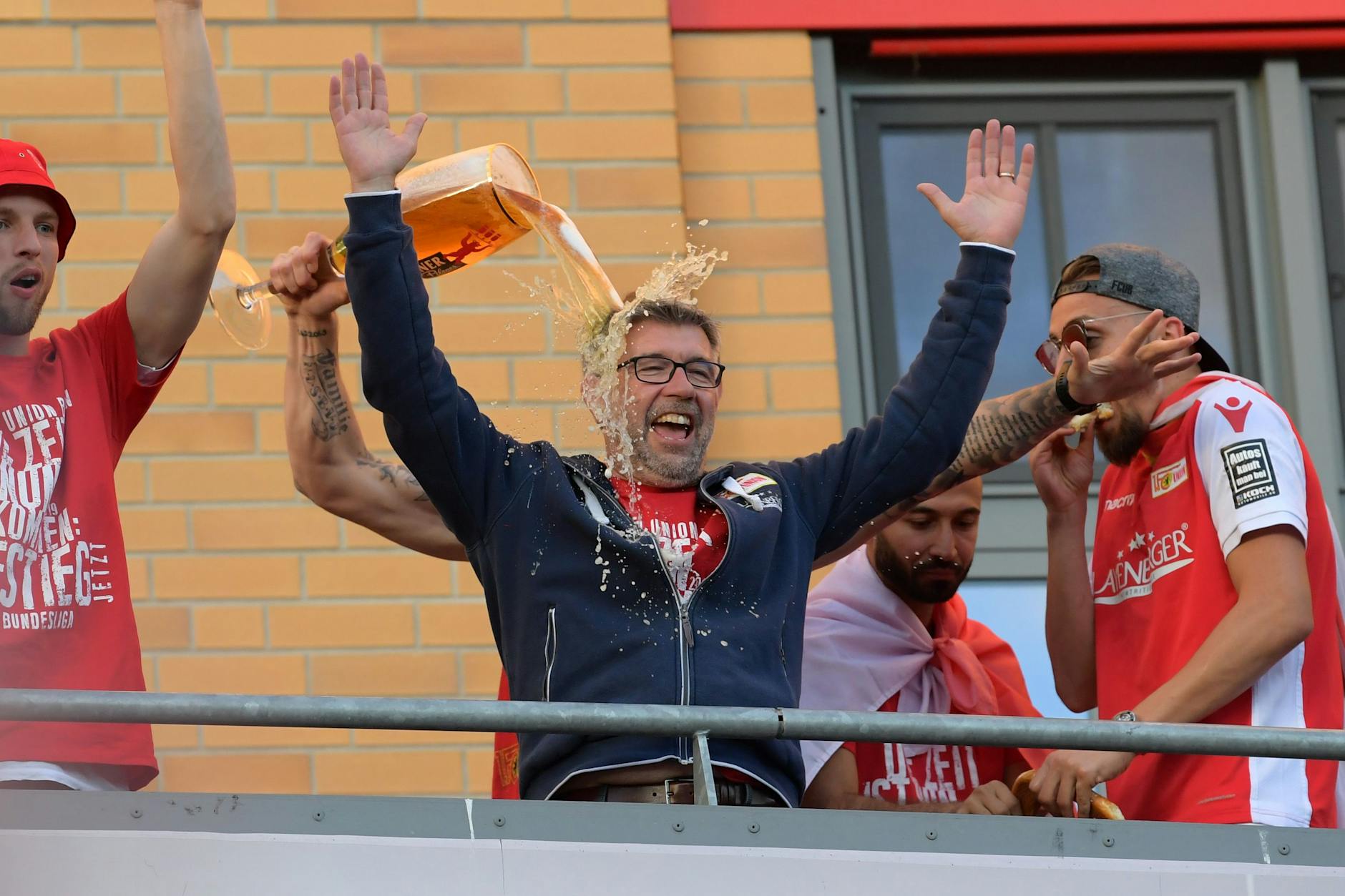 Die erste, aber nicht die einzige Bierdusche: Urs Fischer, Vater des eisernen Erfolgs, bekommt 2019 nach dem Aufstieg des 1. FC Union eine Abkühlung.