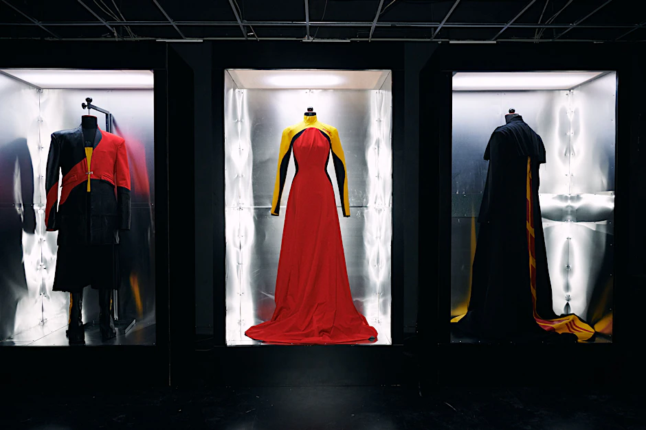 Abendkleid mit DHL-Logo: Berliner Label liefert den Paketboten-Look