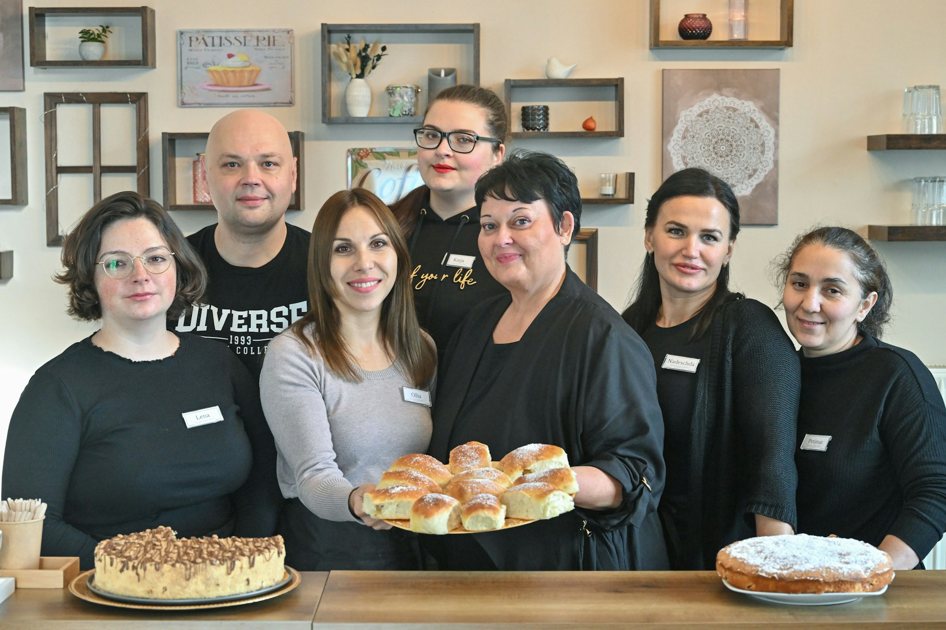 Ines Klisch (3.v.r.), Vorsitzende des Seelower Integrationsvereins, mit ihren Mitarbeiterinnen im Austausch-Laden. Petimat Tikaeva (auf dem Bild r.) steht in einem Eckgeschäft in Seelow (Märkisch Oderland) hinter einem Tresen, der voll beladen ist mit den unterschiedlichsten Kuchen und Torten.