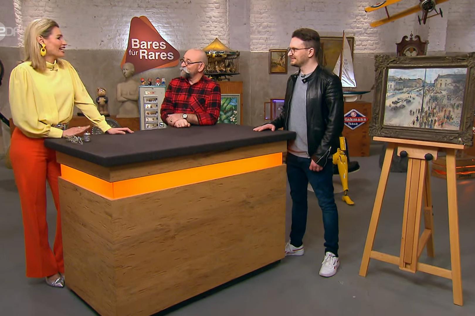 Berlin bei „Bares für Rares“ unter dem Hammer: Kandidat Matthias Schneider mit Expertin Bianca Berding und Moderator Horst Lichter.