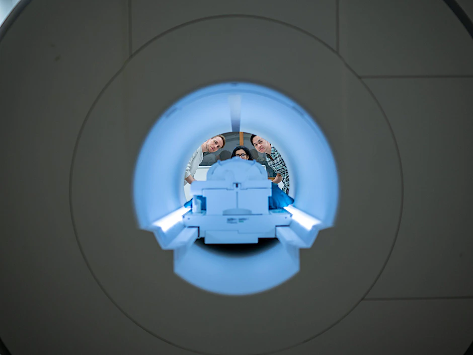 Die Wissenschaft macht immer wieder tolle Erfindungen. Hier ein neues System, semantischer Decoder genannt, mit dem man angeblich die Gehirnaktivität einer Person in einen Textstrom übersetzen kann.