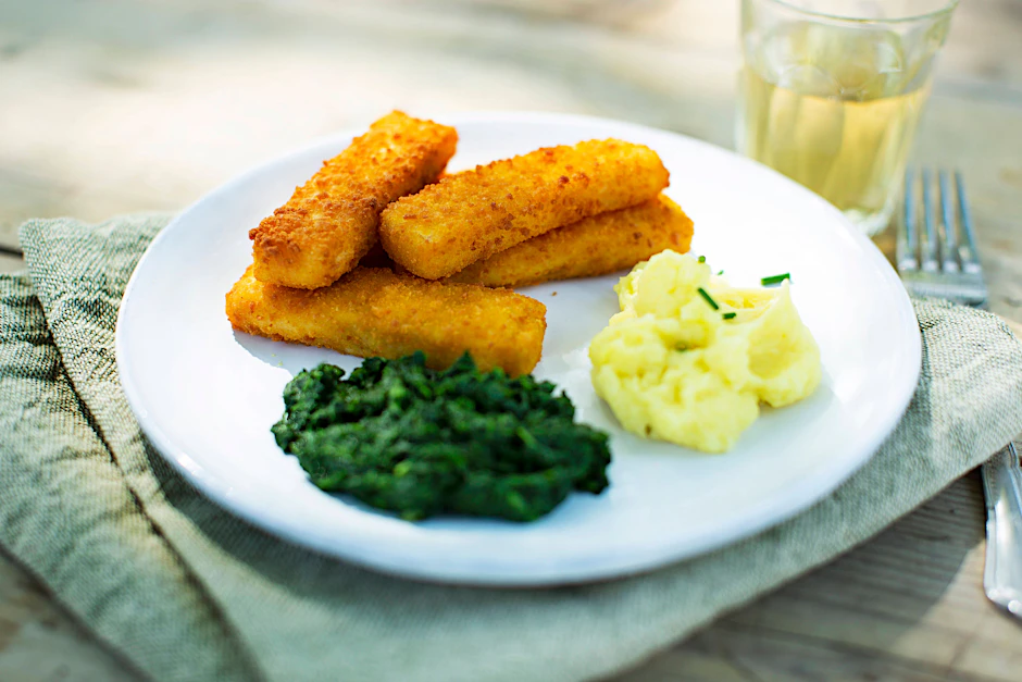 Fischstäbchen mit Kartoffelbrei und Spinat: Dieses Kindergericht ist ein echter Klassiker.&nbsp;