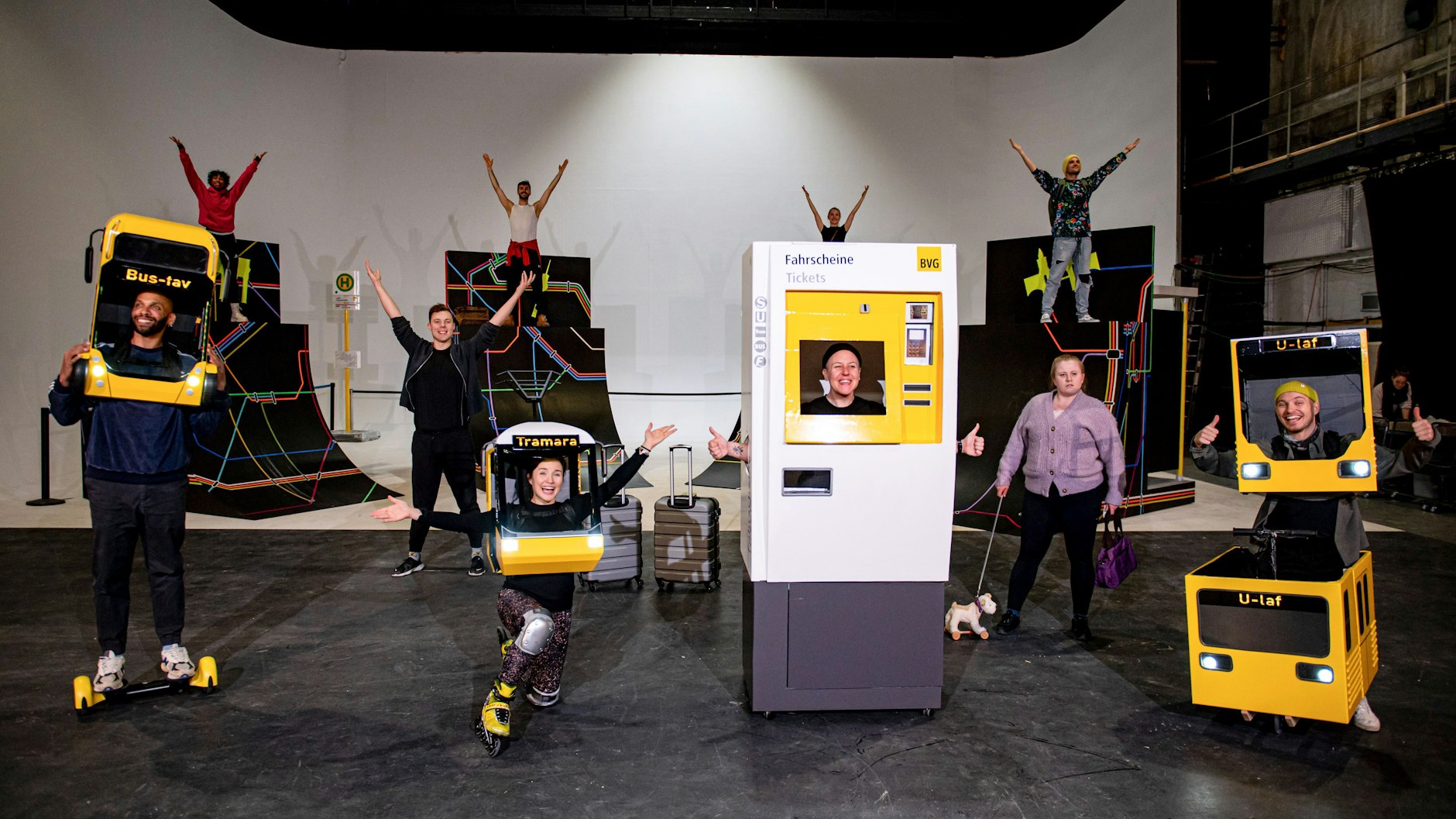 Gino Emnes als Bus-Tav, Jeannine Wacker als Tramara, Steffi Irmen als Fahrscheinautomat und Nico Went als U-Laf (von links nach rechts) bei der Probe zum BVG-Musical Tarifzone Liebe.