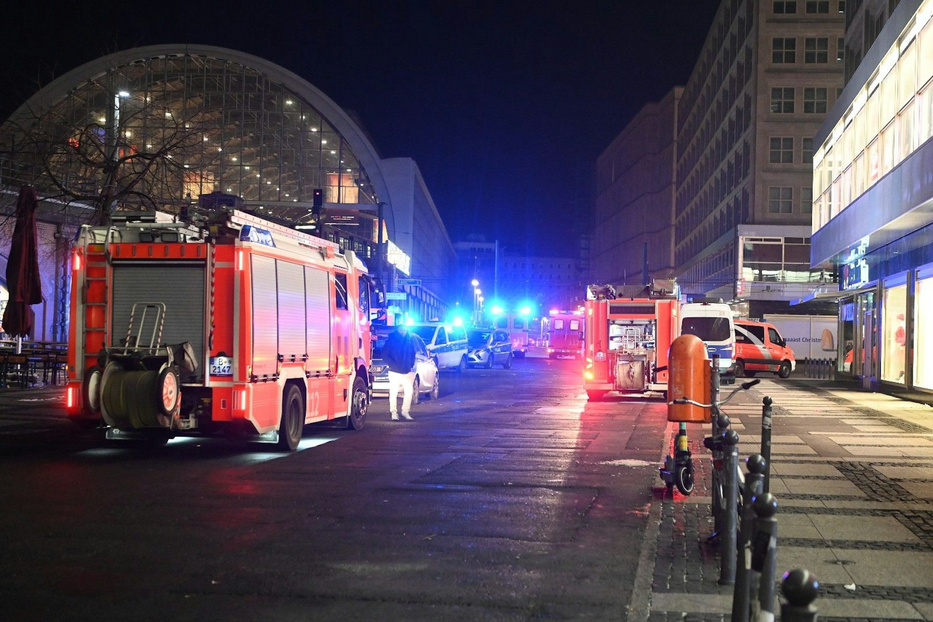 Rund um den Bahnhof Alexanderplatz kam es nach dem Unfall zu einem Großeinsatz.