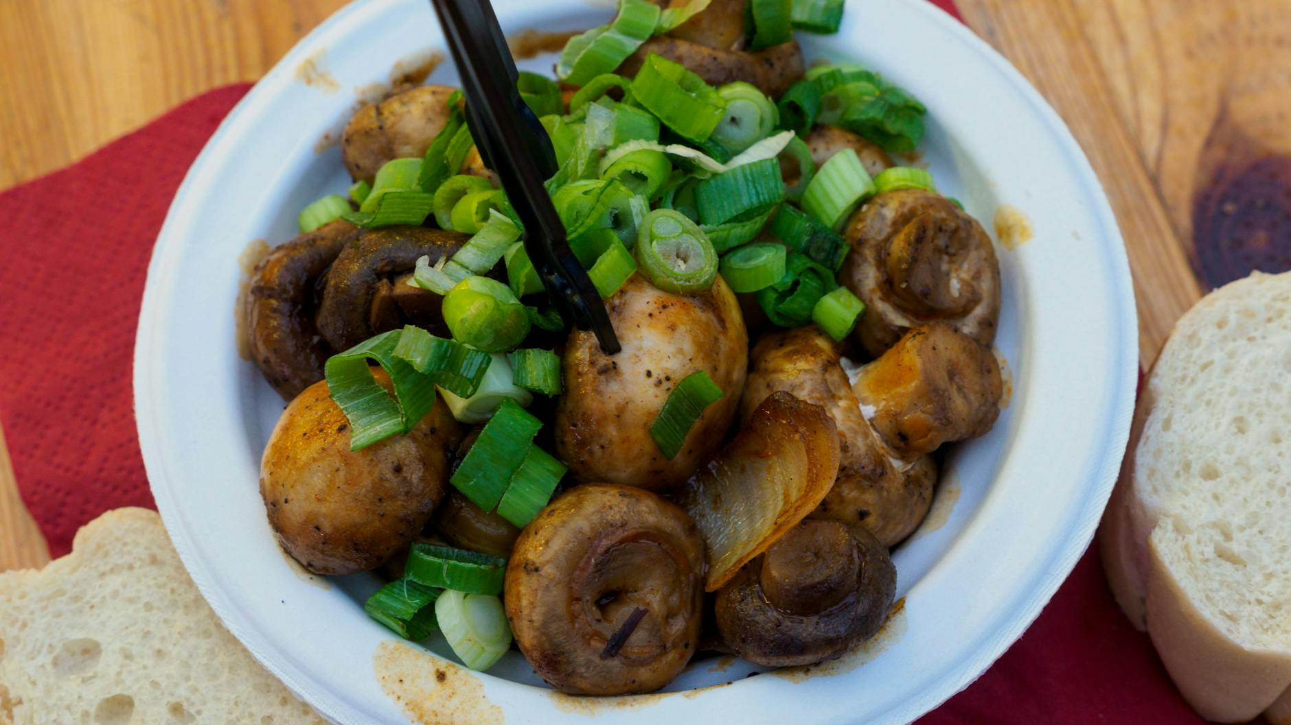 Die Champignons wie vom Weihnachtsmarkt können auch mit Lauchzwiebeln bestreut werden - unser Rezept setzt auf einen leckeren Knoblauch-Dip.