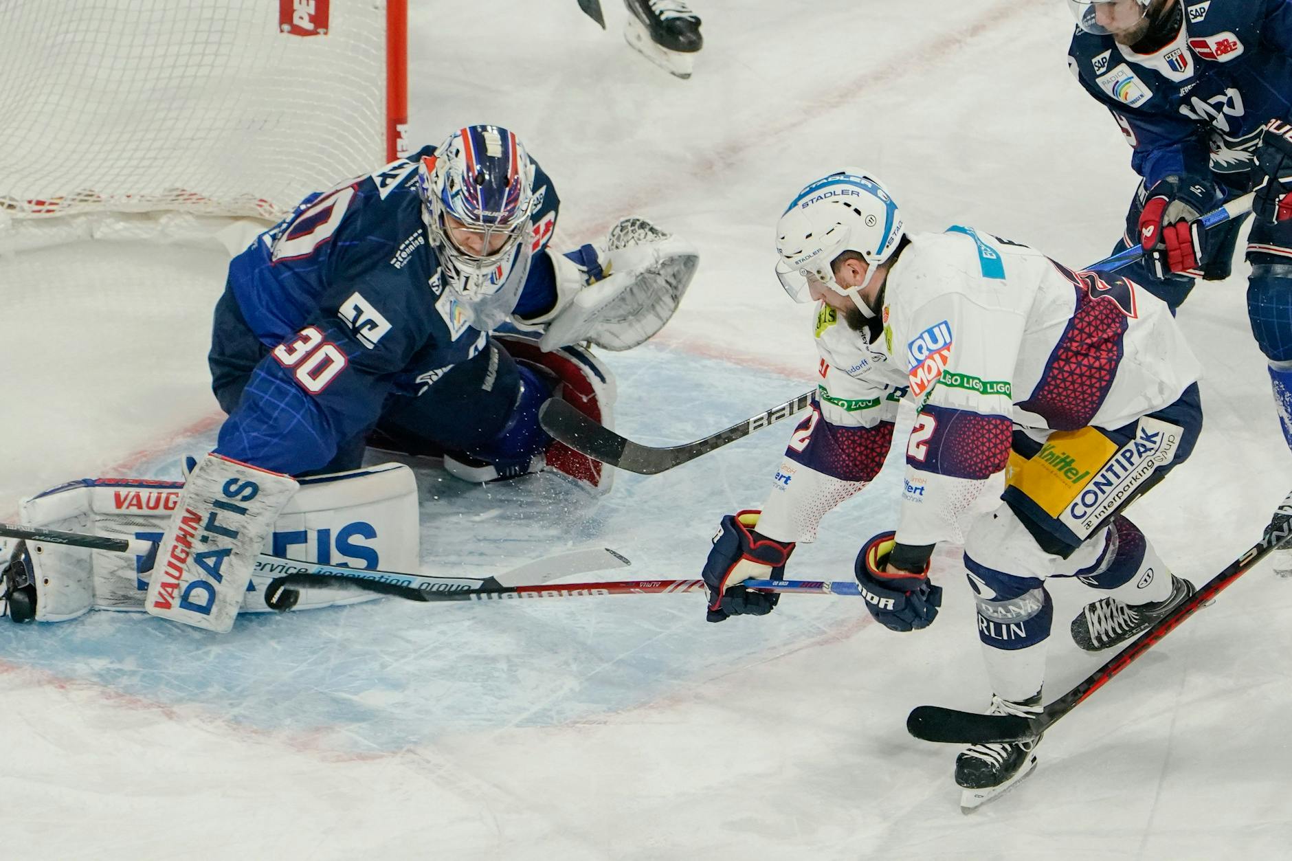 Im ersten Versuch scheitert Eisbären-Stürmer Tobi Eder noch an Mannheim-Torwart Arno Tiefensee, der Nachschuss sitzt zum 1:0.