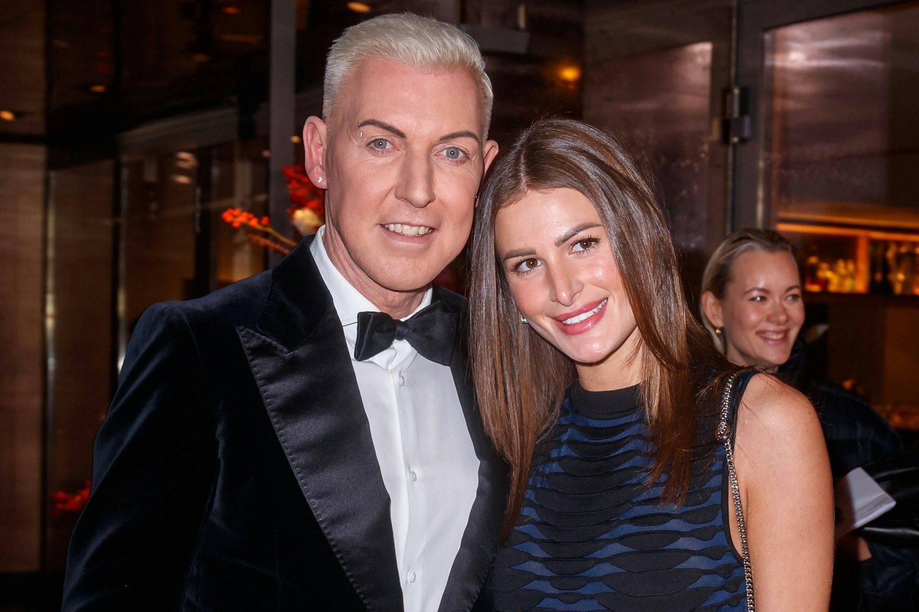 H. P. Baxxters neue Freundin Sara entschied sich trotz eisiger Temperaturen bei den YouTube Music Awards in Berlin für ein kurzes, ärmelloses Kleid - der Scooter-Frontmann hingegen durfte Anzug tragen.