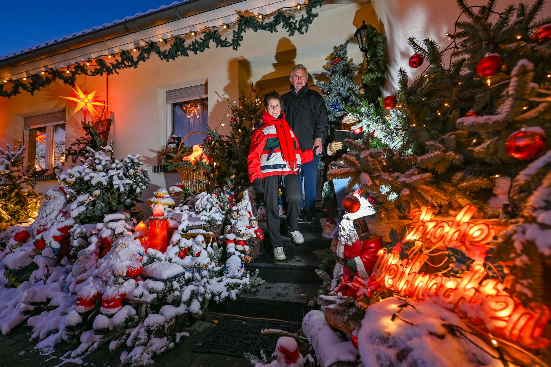 Gisela Liebsch und Gerd Mörl stehen in ihrem weihnachtlich geschmückten Garten. Wohin der Blick auch fällt, überall stehen, liegen, klettern und sitzen Weihnachts- sowie Schneemänner in allen Größen und Materialien. Etwa 400 Figuren stehen auf dem Grundstück.