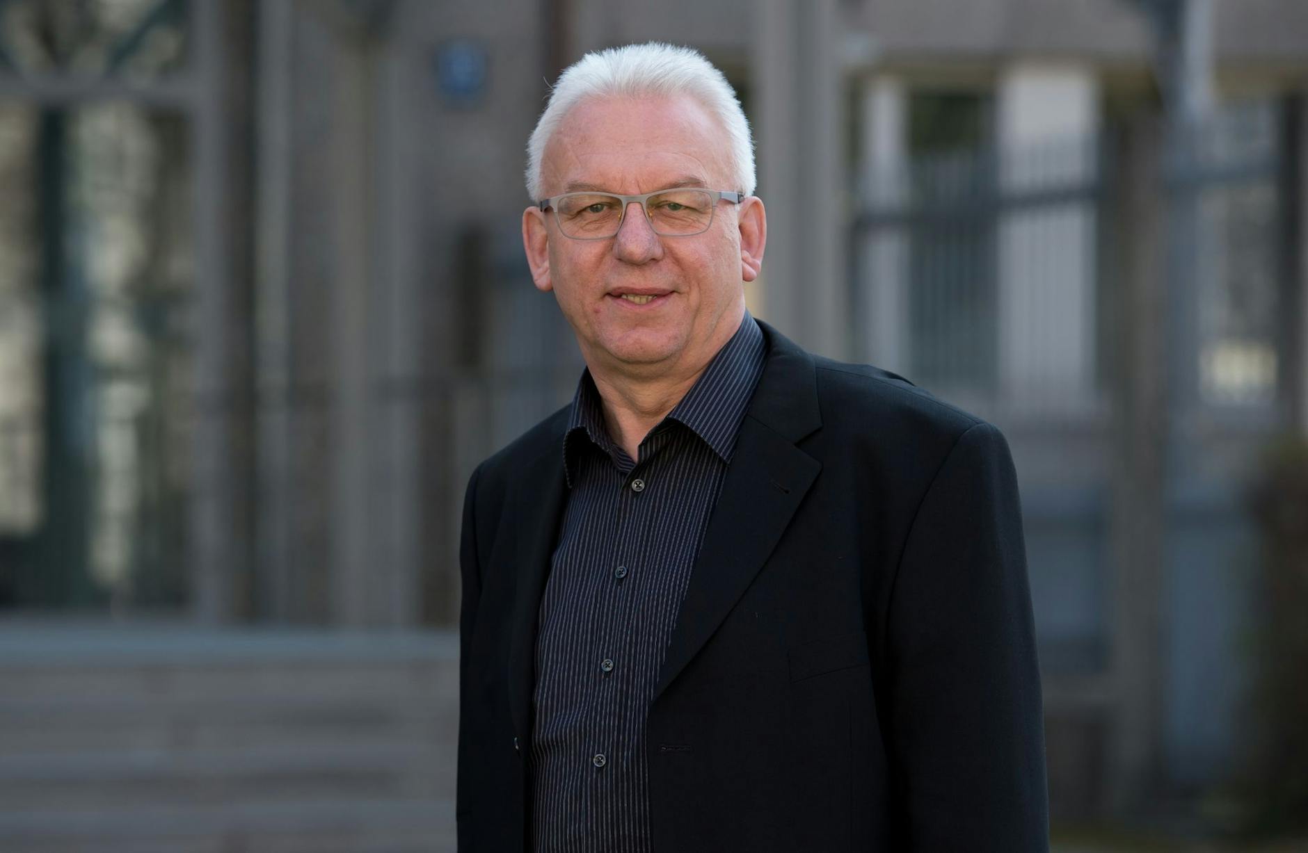 ARCHIV - Alfred Hettmer vor dem Haupteingang des Bayerischen Landeskriminalamt (LKA).