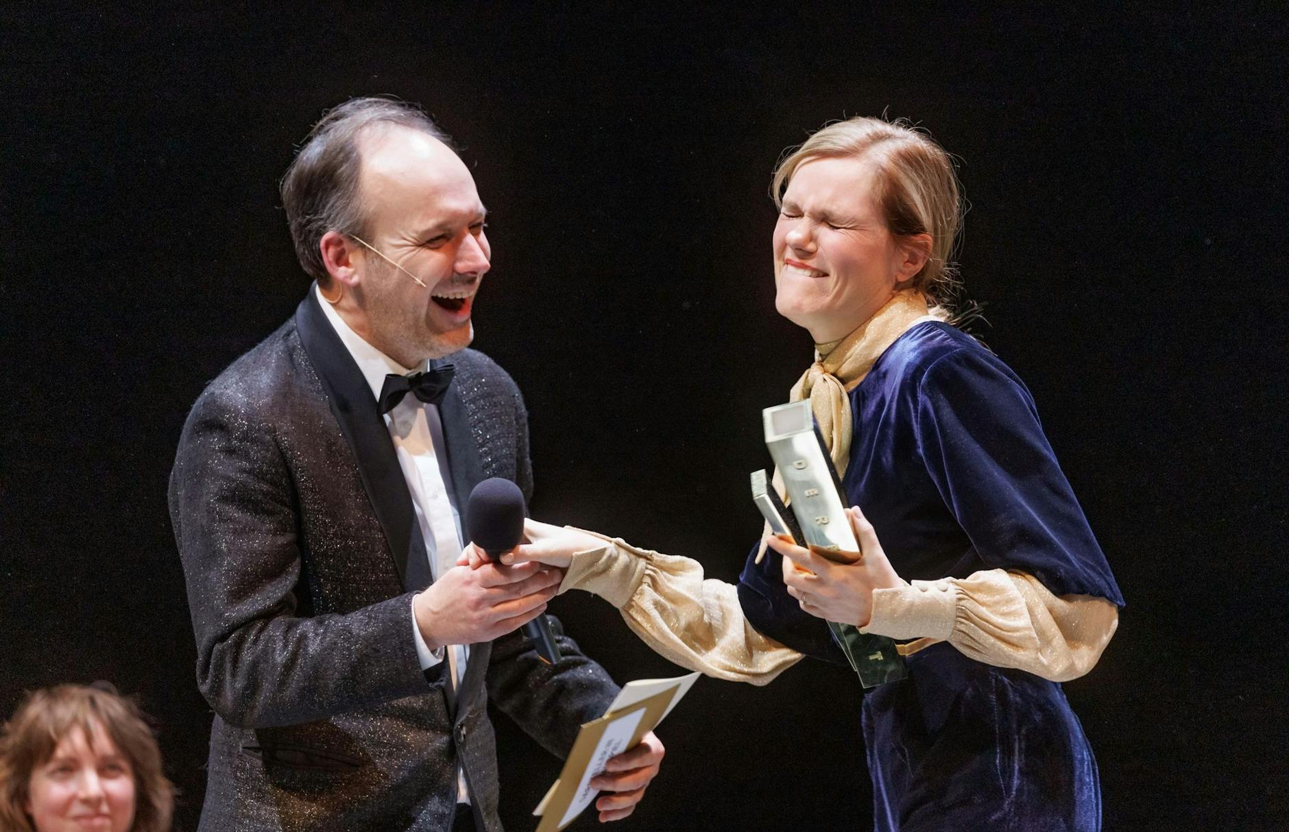 Felix Knop überreicht Fritzi Haberlandt den Deutschen Theaterpreis «Der Faust» für ihre Rolle in «Angabe der Person» am Deutschen Theater Berlin.