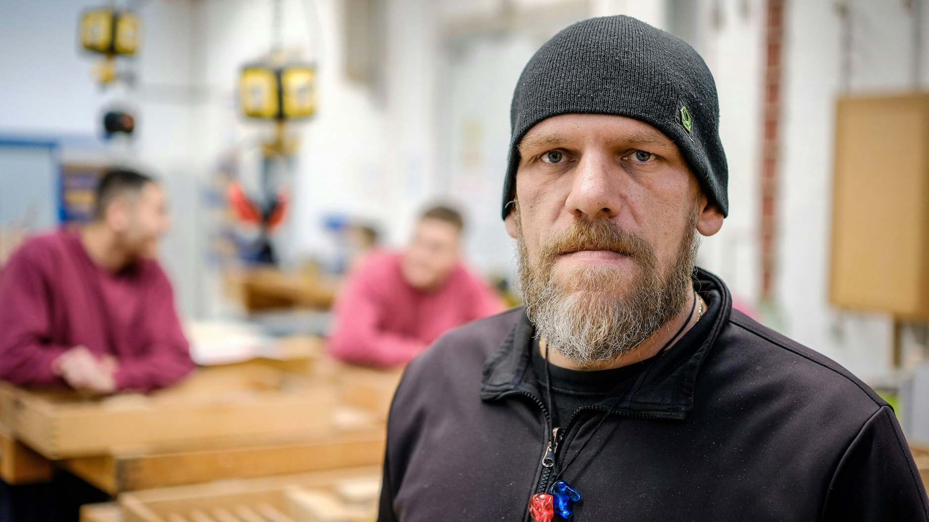 Roland Neumann ist Tischler und Ausbildungsmeister in der JA Hameln: „Wer nach einem Tag harter Arbeit kaputt nach Hause geht, macht keine Dummheiten mehr.“