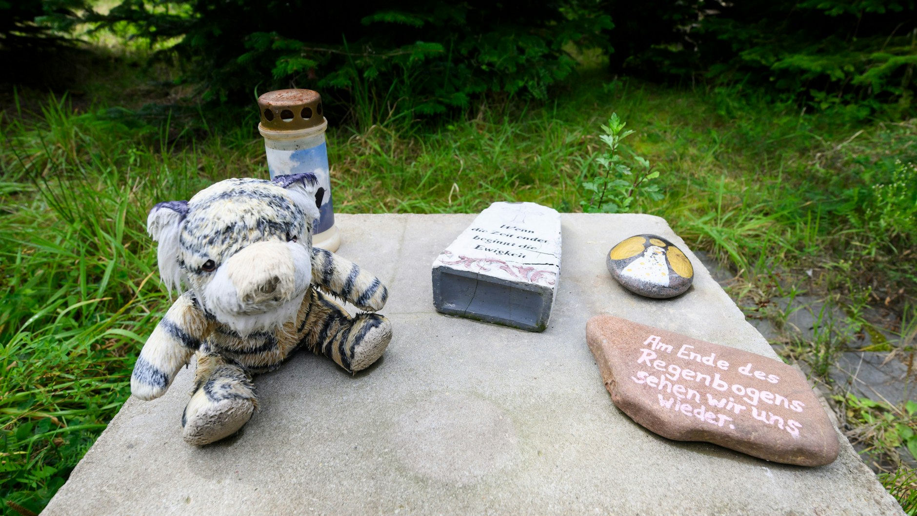 Hier wurde in Wunstorf ein 14-Jähriger von einem damals ebenfalls&nbsp; 14-Jährigen ermordet. Kerzen, beschriftete Steine und Kuscheltiere erinnern an einer Tannenbaumschonung an den Toten.