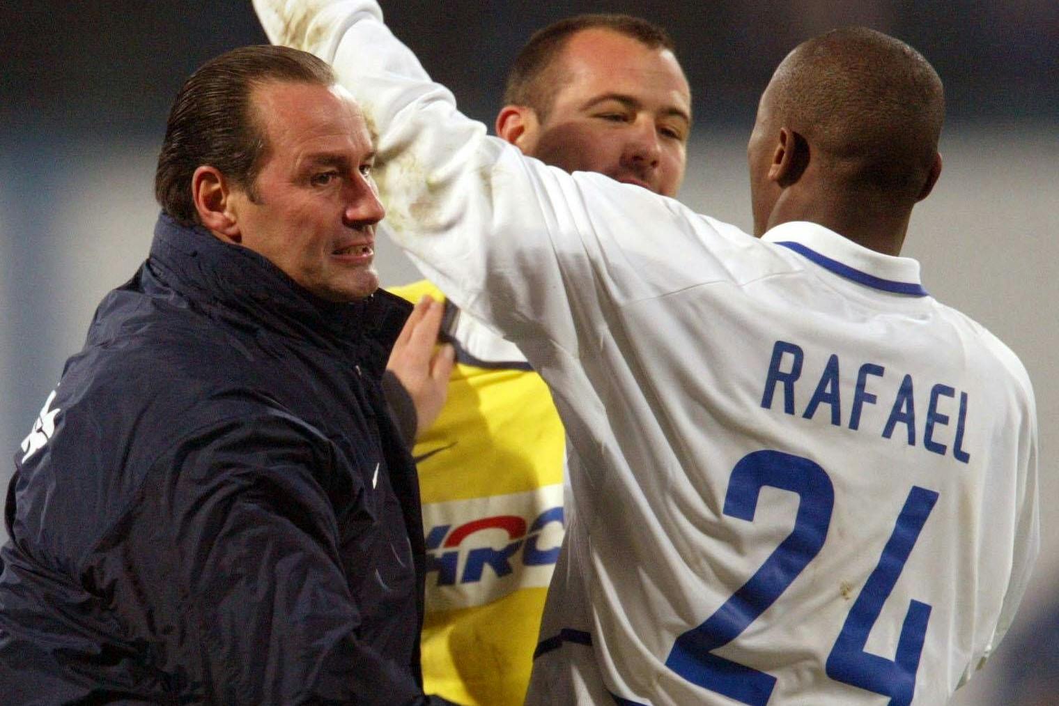 Blau-weiße Erleichterung: Rafael und Trainer Huub Stevens feiern 2003 Herthas Pokalhelden Gabor Kiraly.