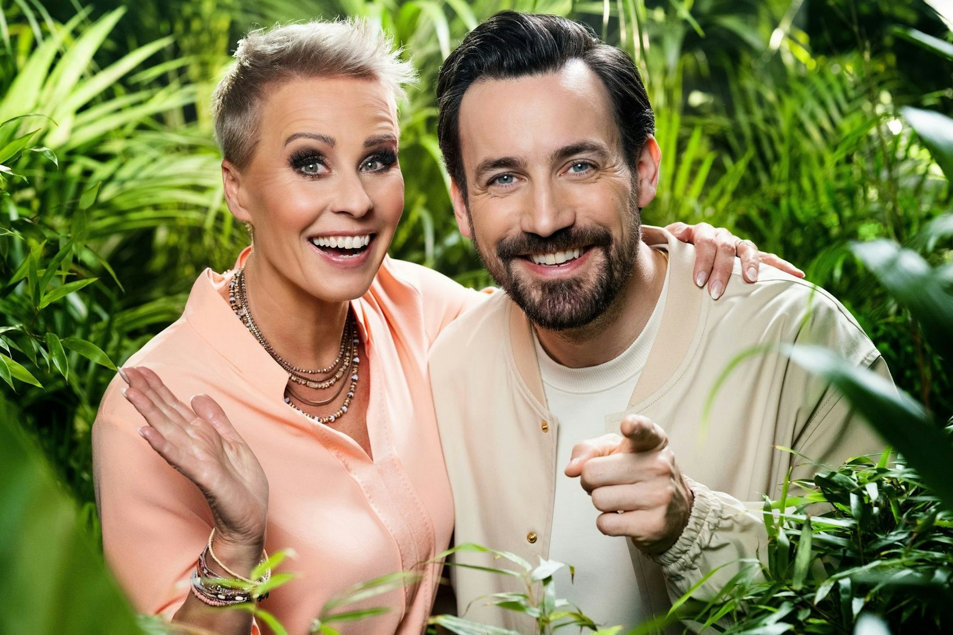 Sonja Zietlow und Jan Köppen moderieren auch die kommende Staffel von „Ich bin ein Star – Holt mich hier raus!“.