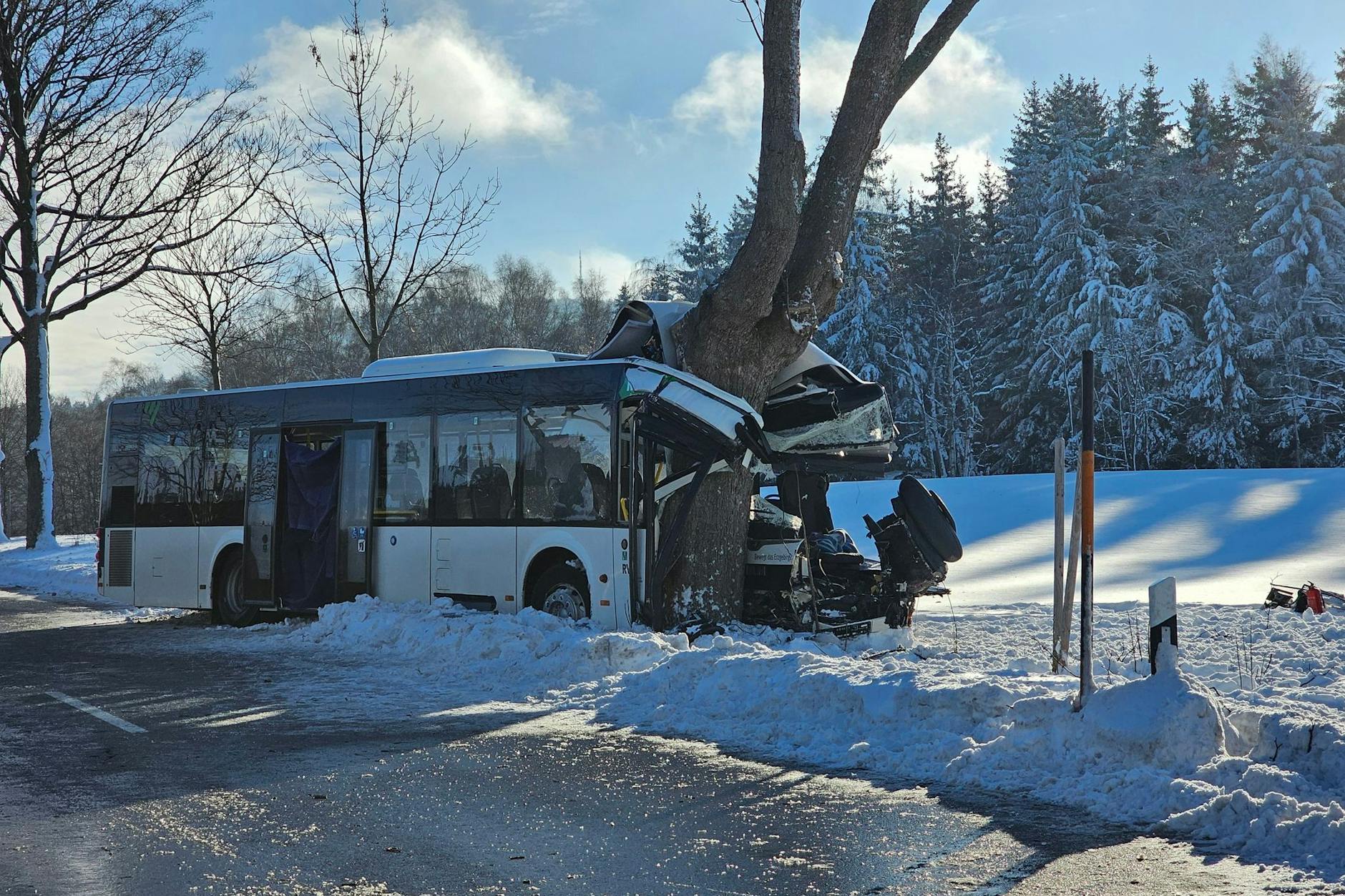 Bei dem Unfall dieses Schulbusses im Erzgebirge ist ein Kind ums Leben gekommen.