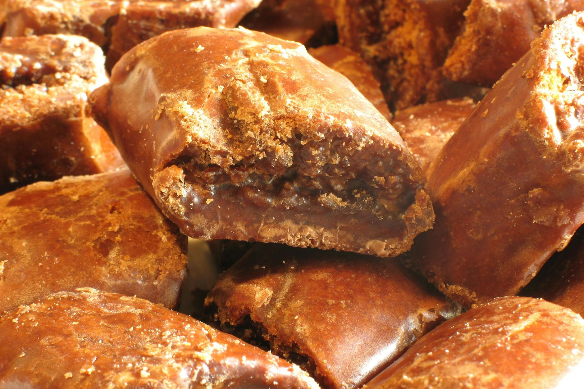 Magenbrot mit den vielfältigen Gewürzen ist wirklich köstlich. Backen Sie die kleinen Schnitten doch mal selbst!