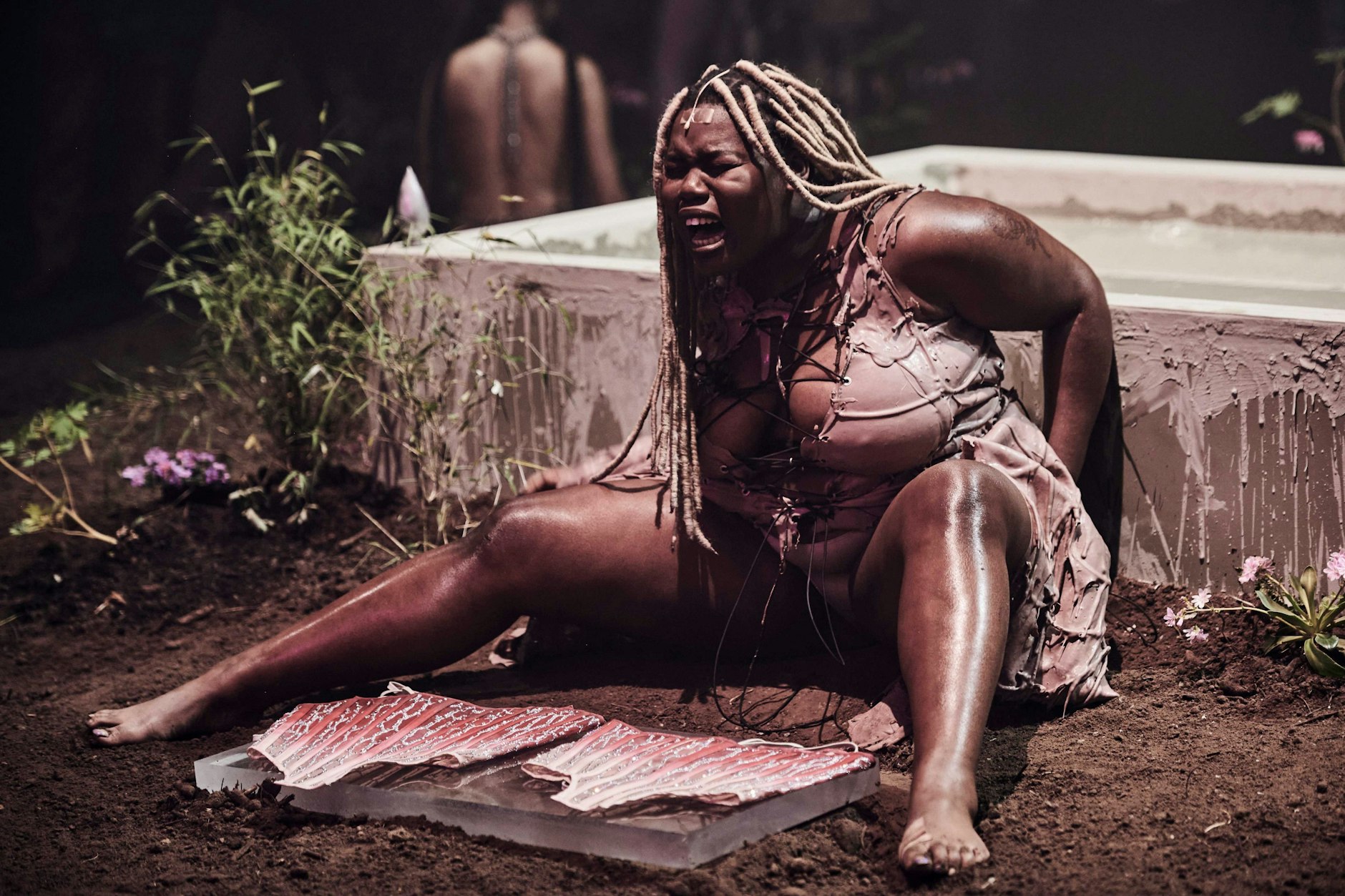 Der Belgier Stef Van Looveren zeigt zur Eröffnung der Sophiensäle „Radical Hope“, ein immersives, sinnliches, queeres Körpertheaterspektakel.