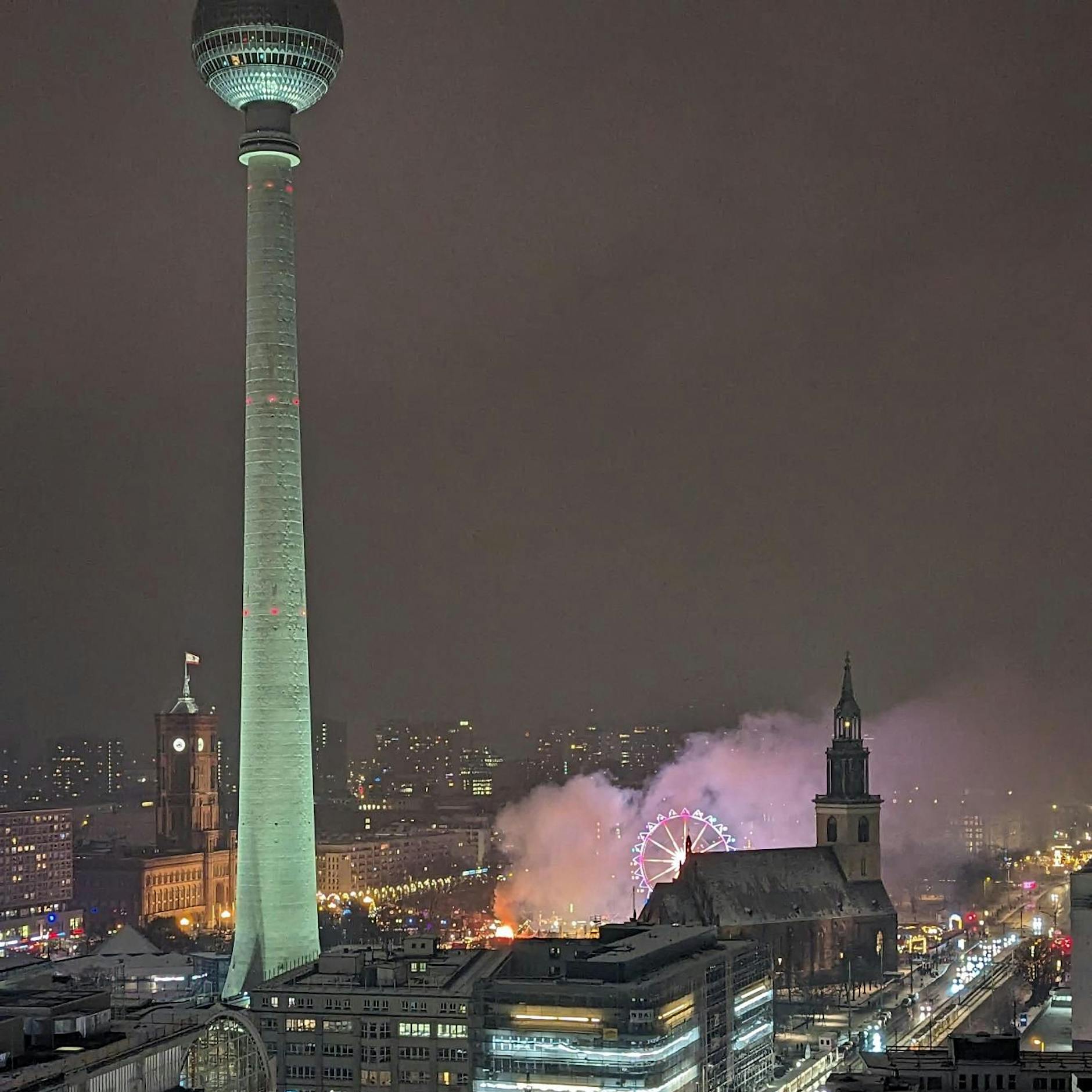 Mit Video: Brand auf Berliner Weihnachtsmarkt – eine Person verletzt
