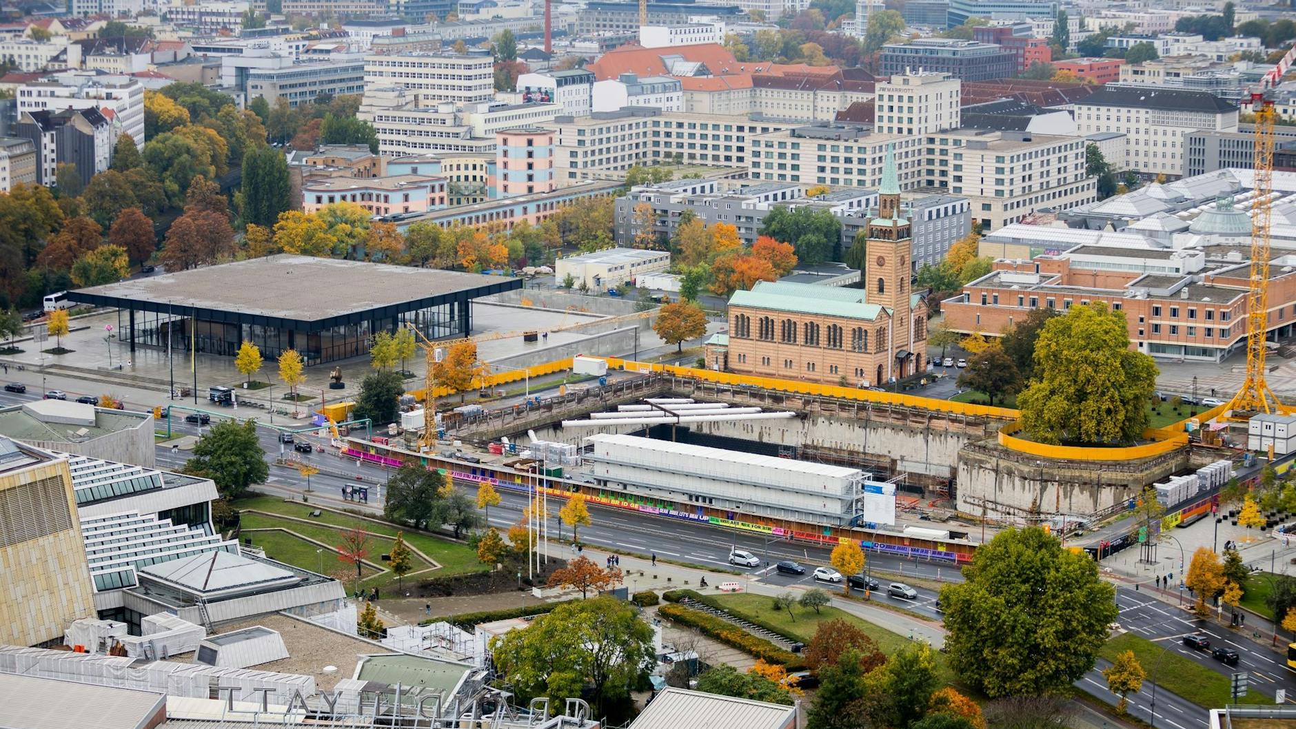 Die Baustelle des Museums berlin modern neben der Neuen Nationalgalerie.