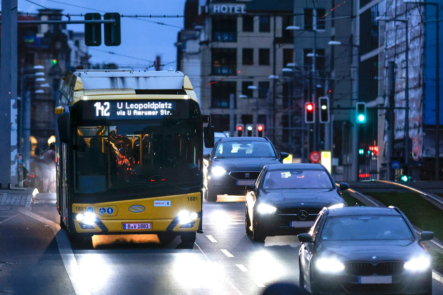 Ein Bus der Berliner Verkehrsbetriebe (BVG). Ende Januar 2024 beginnen für das Landesunternehmen Verhandlungen über einen neuen Manteltarif.