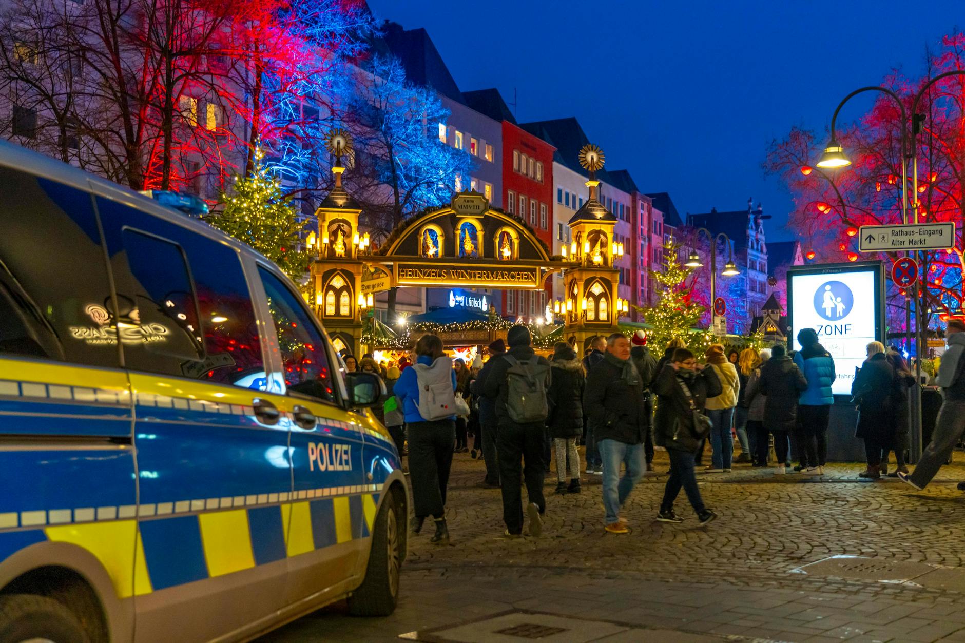 Polizei-Patrouille auf einem Weihnachtsmarkt in Nordrhein-Westfalen