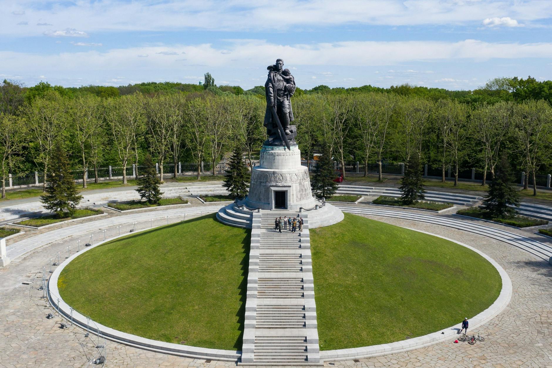 Menschen am sowjetische Ehrenmal in Treptow. 2025 jährt sich das Ende des Zweiten Weltkriegs in Europa zum 80. Mal.