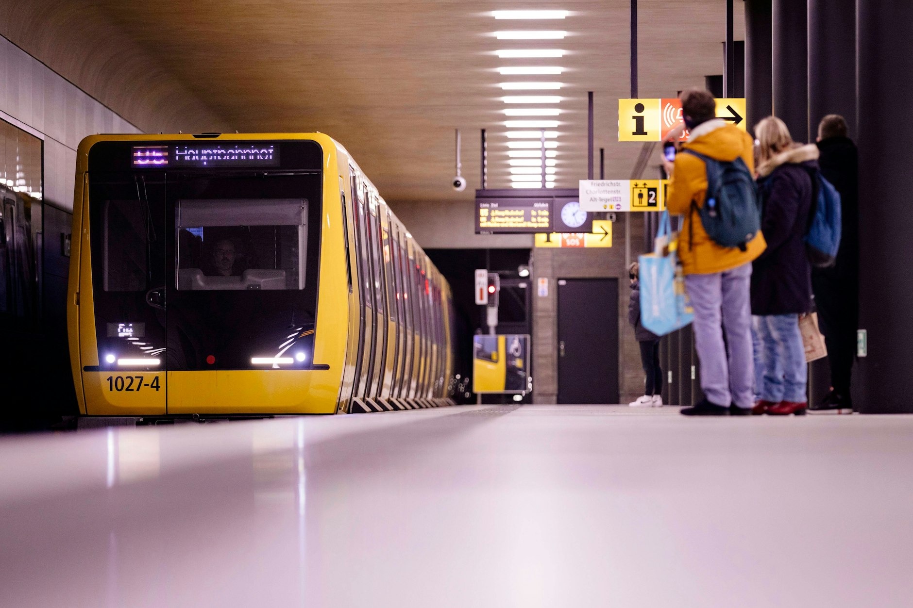 Beliebter Berliner Nahverkehr: Fahrgäste im U-Bahnhof Unter den Linden an der Linie U5.