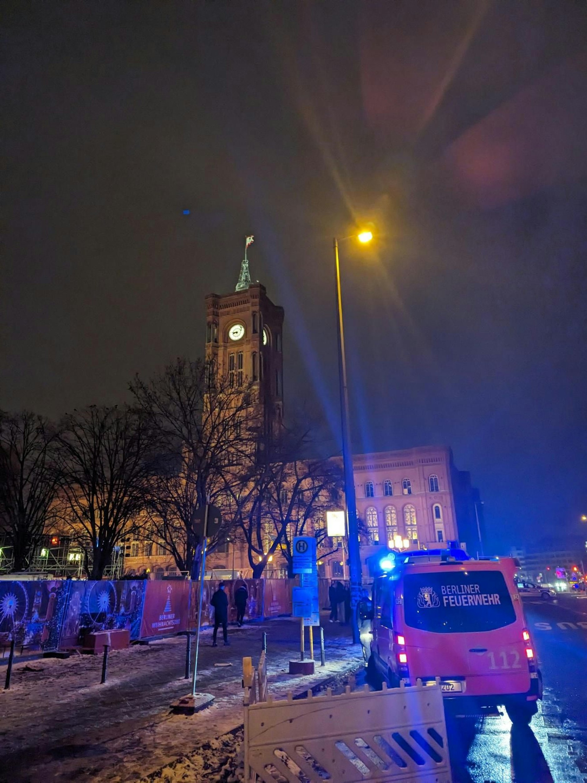 Brand am Alexanderplatz, der Weihnachtsmarkt ist geschlossen.