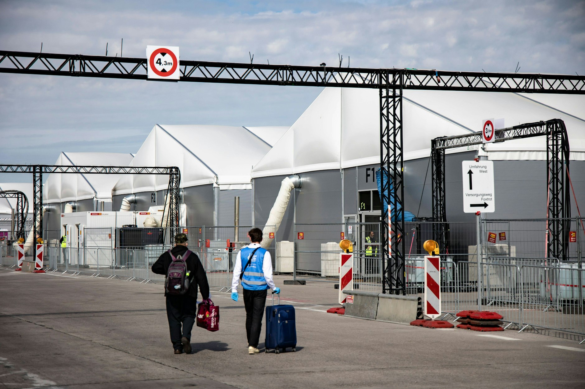 Das Flüchtlingszentrum in Tegel kostet jeden Tag mehr als eine Million Euro.