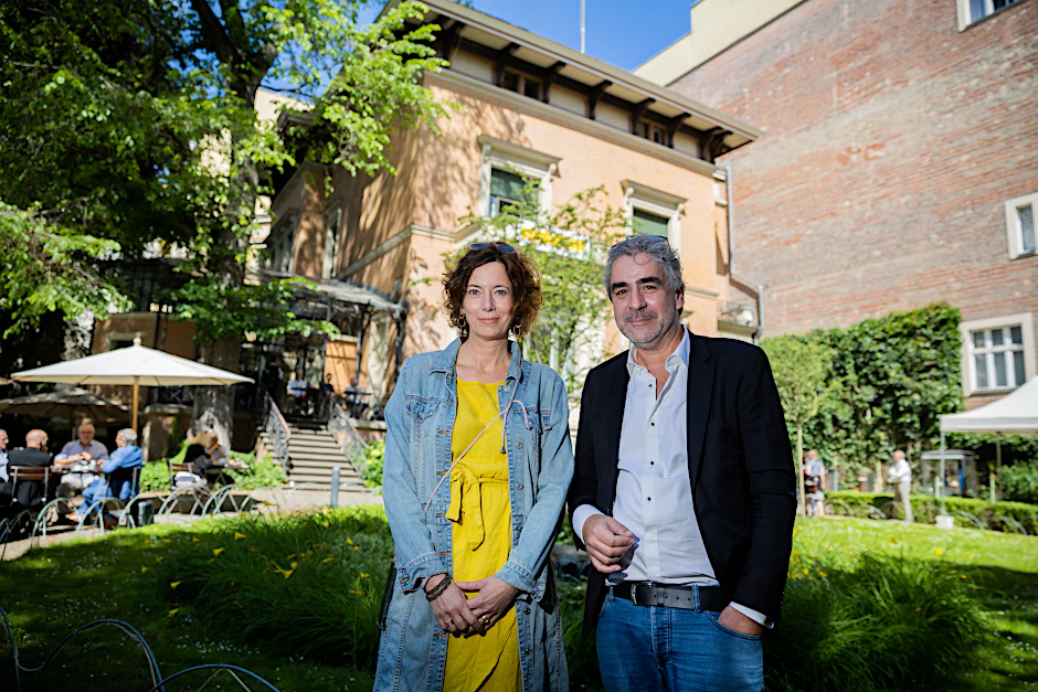 Eva Menasse und Deniz Yücel im Garten des Literaturhauses am Tag der Gründung des PEN Berlin.