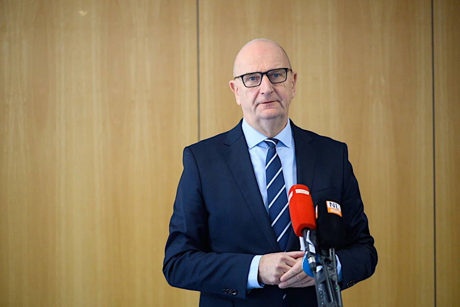 Dietmar Woidke (SPD), Ministerpräsident des Landes Barndenburg, spricht zu Medienvertretern.  