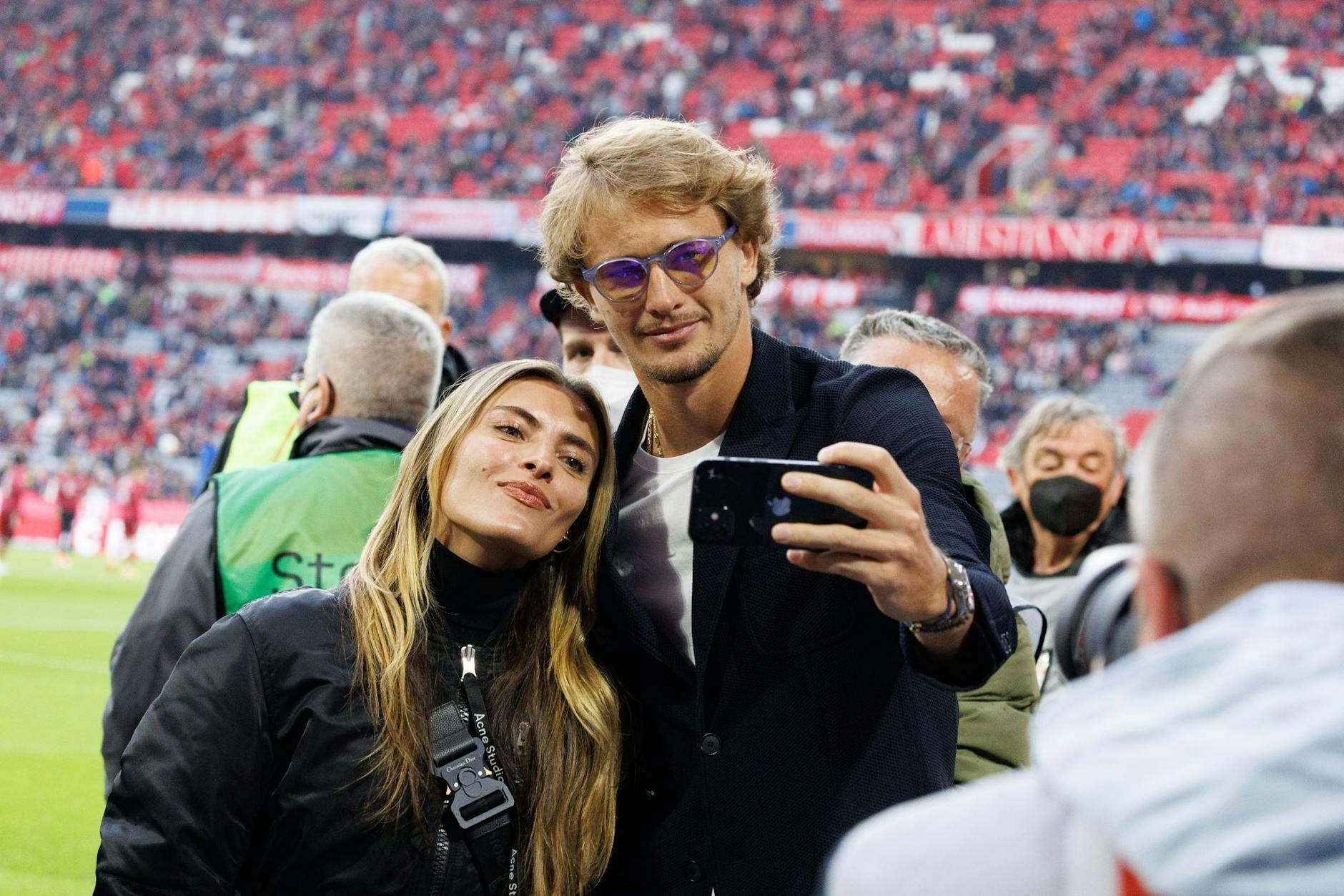 Kurz noch ein Selfie, dann bloß weg: Sophia Thomalla und Alexander Zverev sind dem Berliner Winter entflohen.