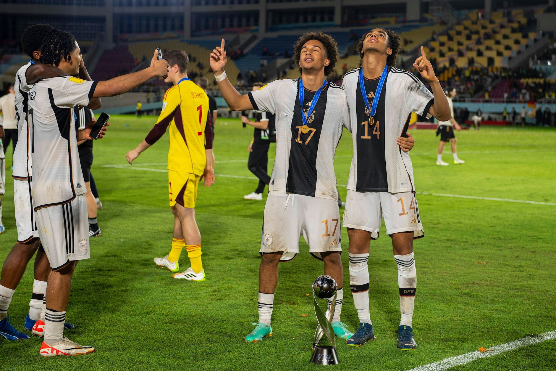 Verteidiger David Odogu (r.), einst für ein Jahr beim 1. FC Union, gewann mit der U17 des DFB die WM in Indonesien. 