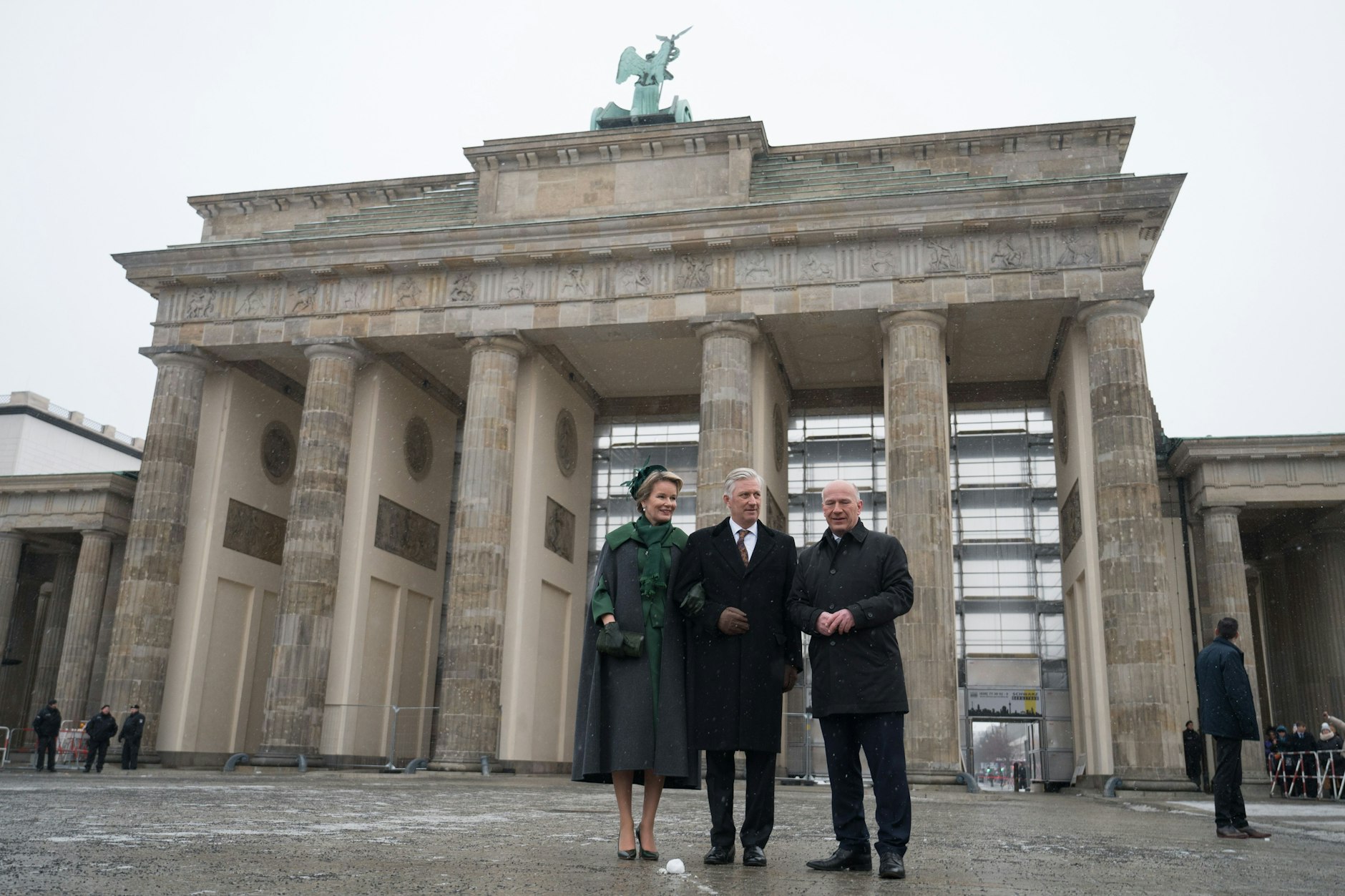 Das belgische Königspaar Mathilde von Belgien und Philippe von Belgien stehen mit Kai Wegner (CDU), dem Regierenden Bürgermeister von Berlin, am Brandenburger Tor.&nbsp;