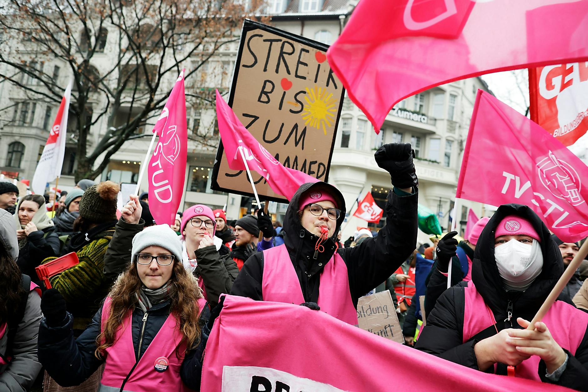 Berlin: Mitglieder verschiedener Gewerkschaften demonstrieren vor dem Hintergrund der laufenden Tarifverhandlungen für den öffentlichen Dienst der Länder. 
