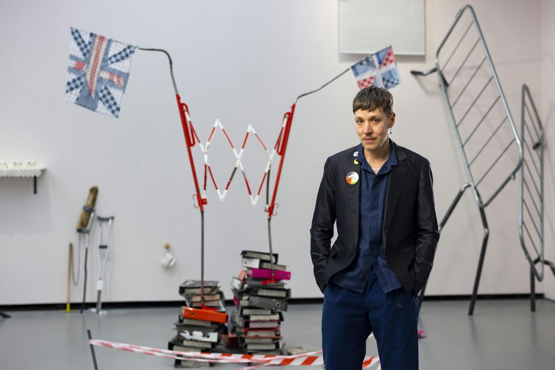 Turner-Preisträger Jesse Darling vor seiner politikkritischen Installation im südostenglischen Eastbourne.