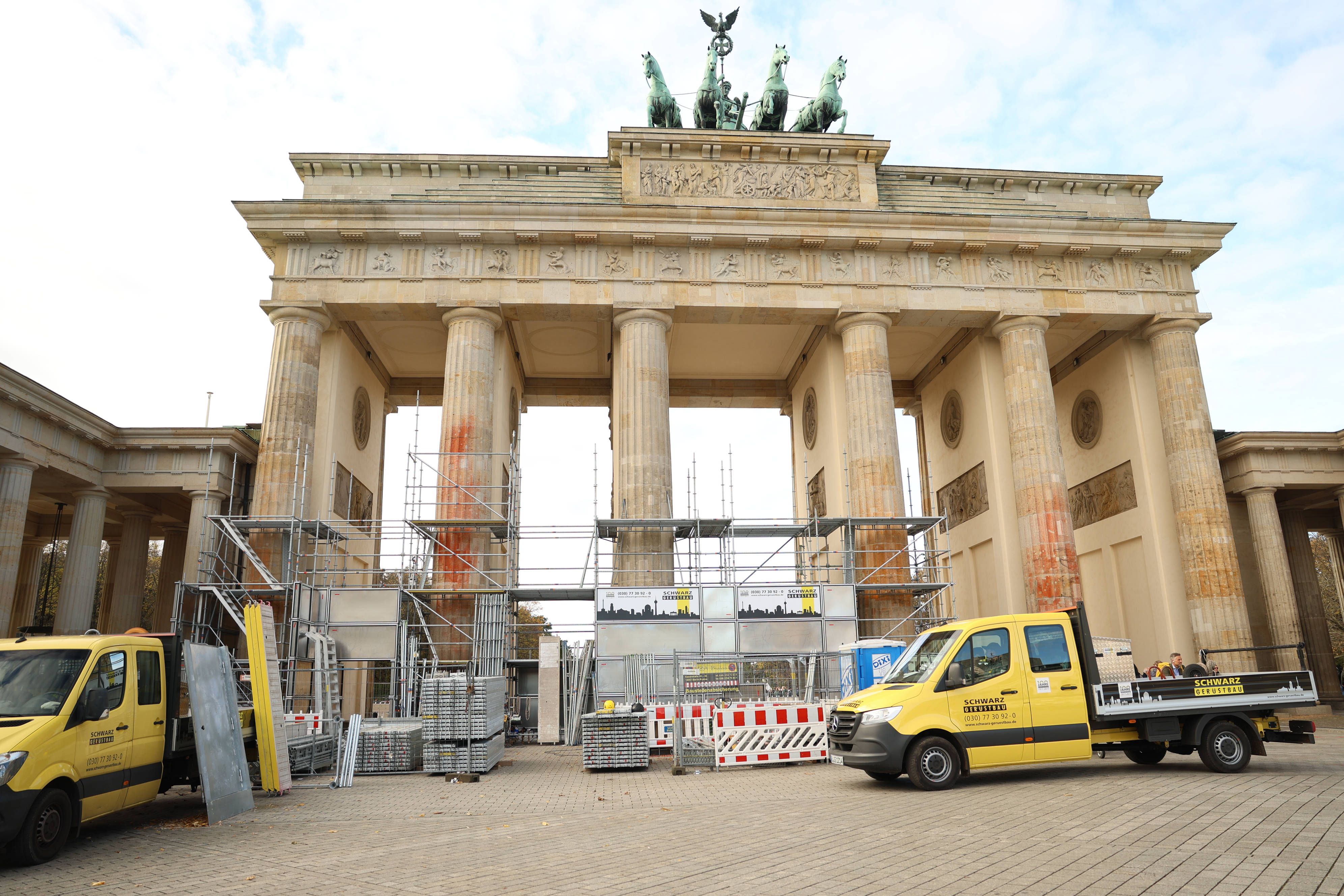 Drei Monate Nach Farb-Attacke: Reinigung Des Brandenburger Tors Beendet